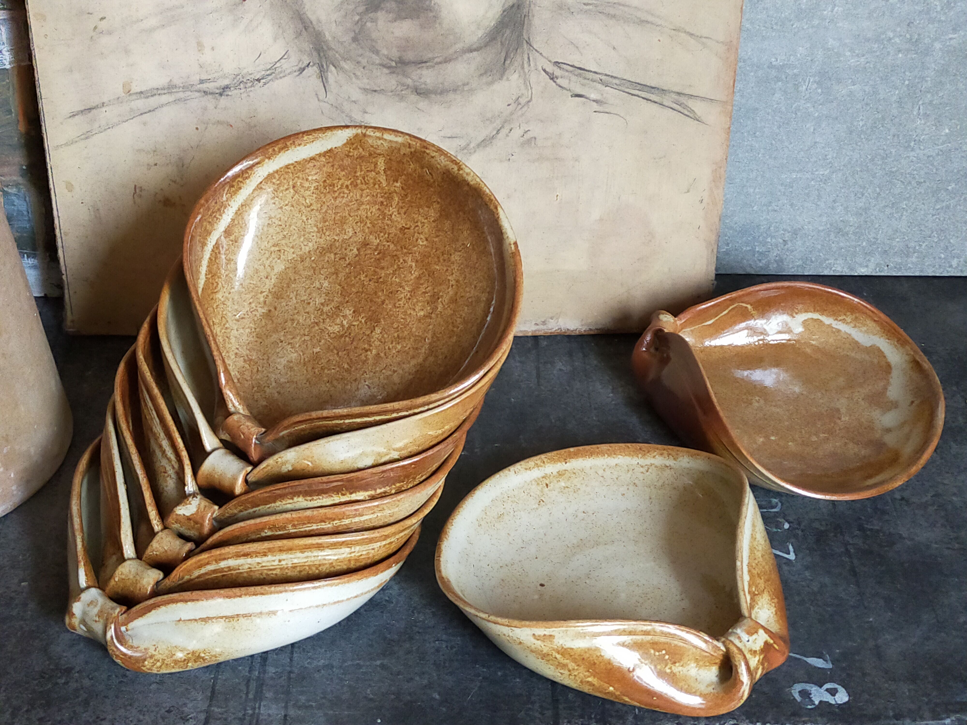 Huit ramequins "coquilles" grès de potier émaillé vintages