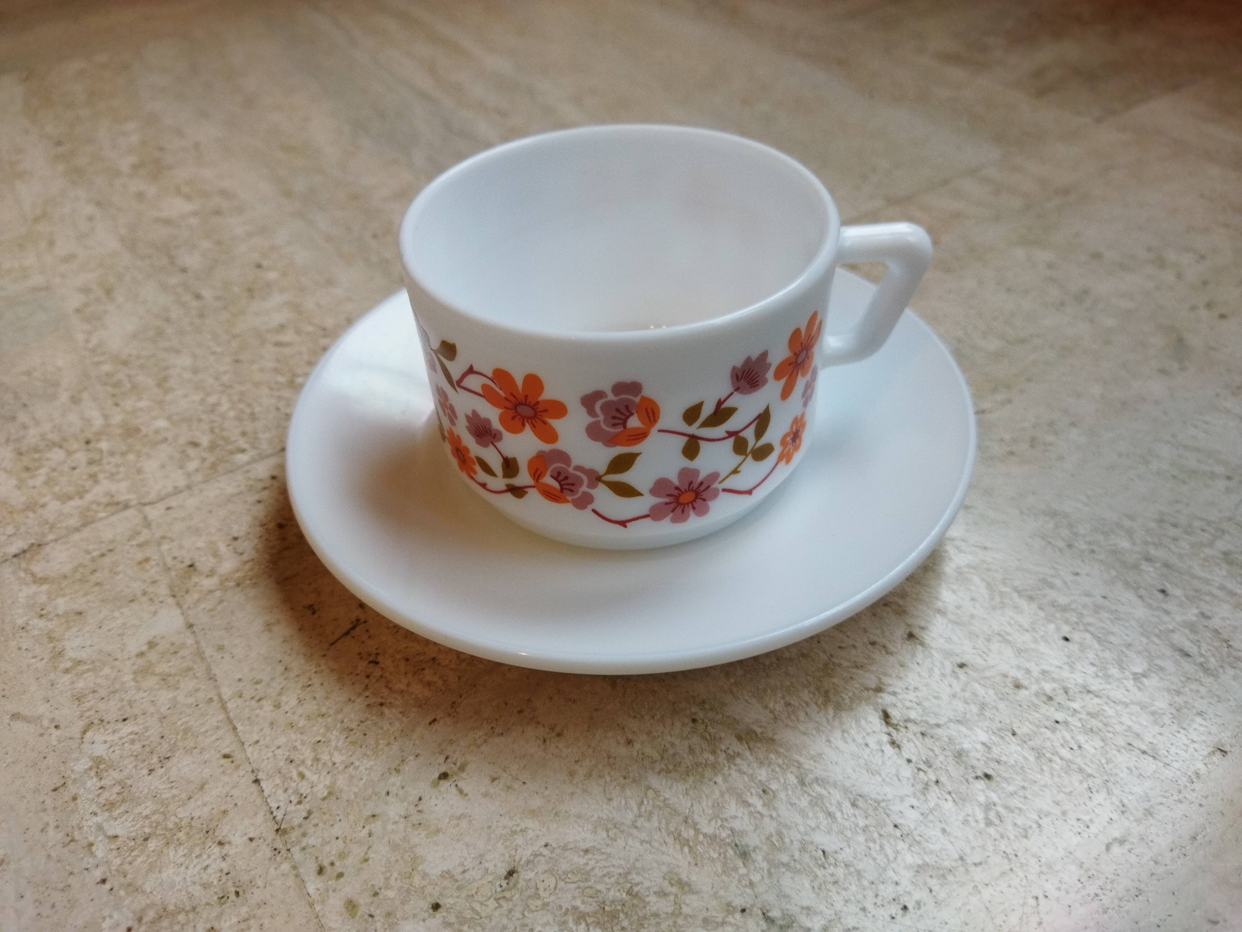 Six Scania Arcopal coffee cups