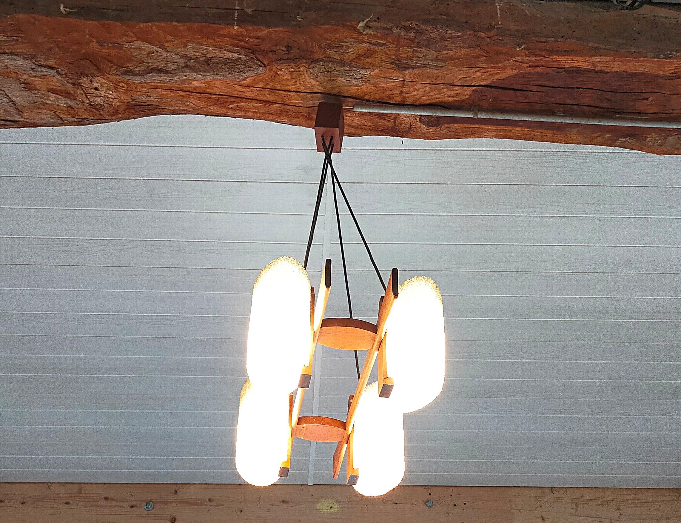 Lustre vintage scandinave en teck et perspex