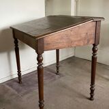 Écritoire/ bureau en bois avec plateau relevable.