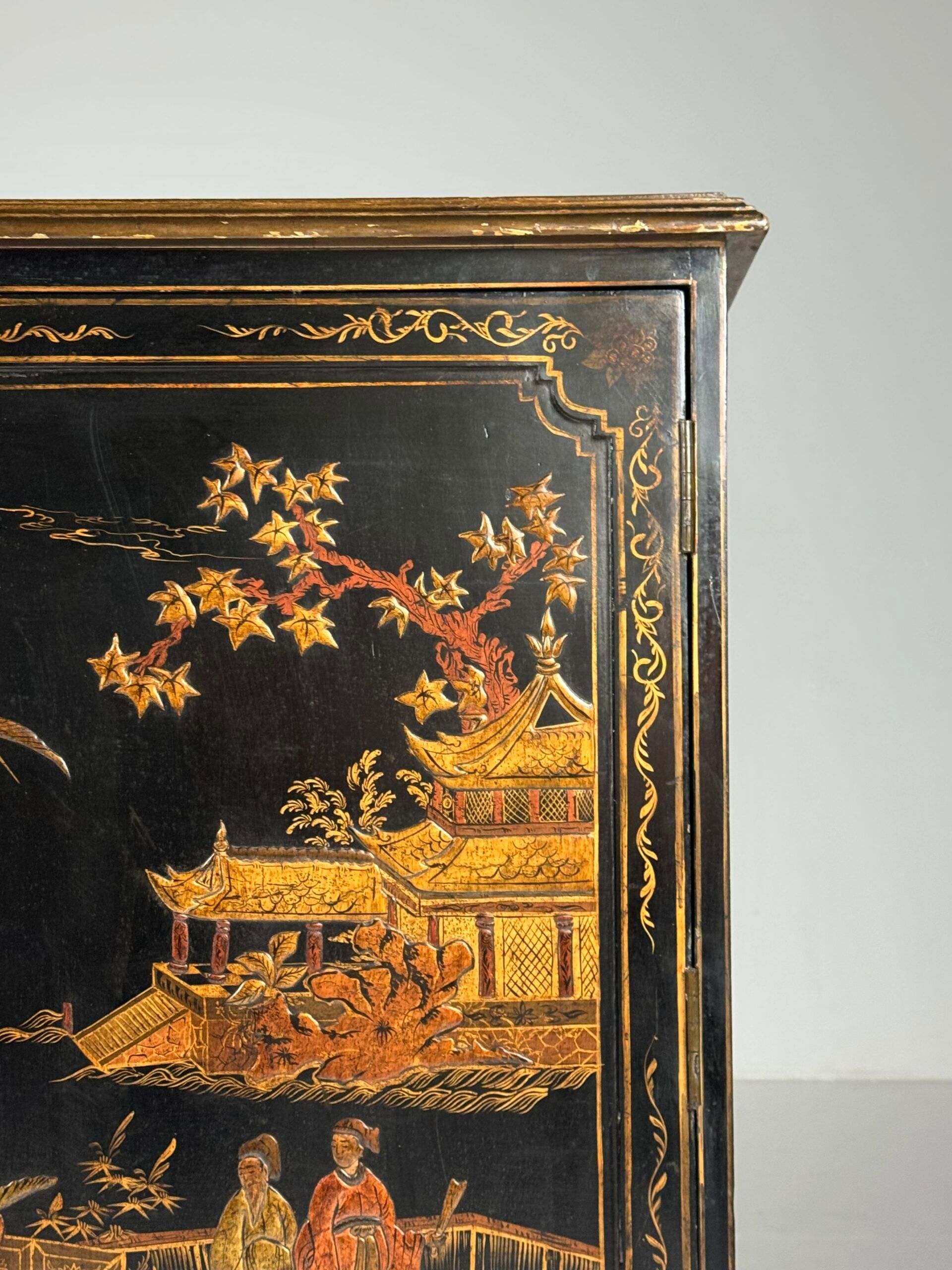 Cabinet laqué chinoiserie du 20e siècle anglais