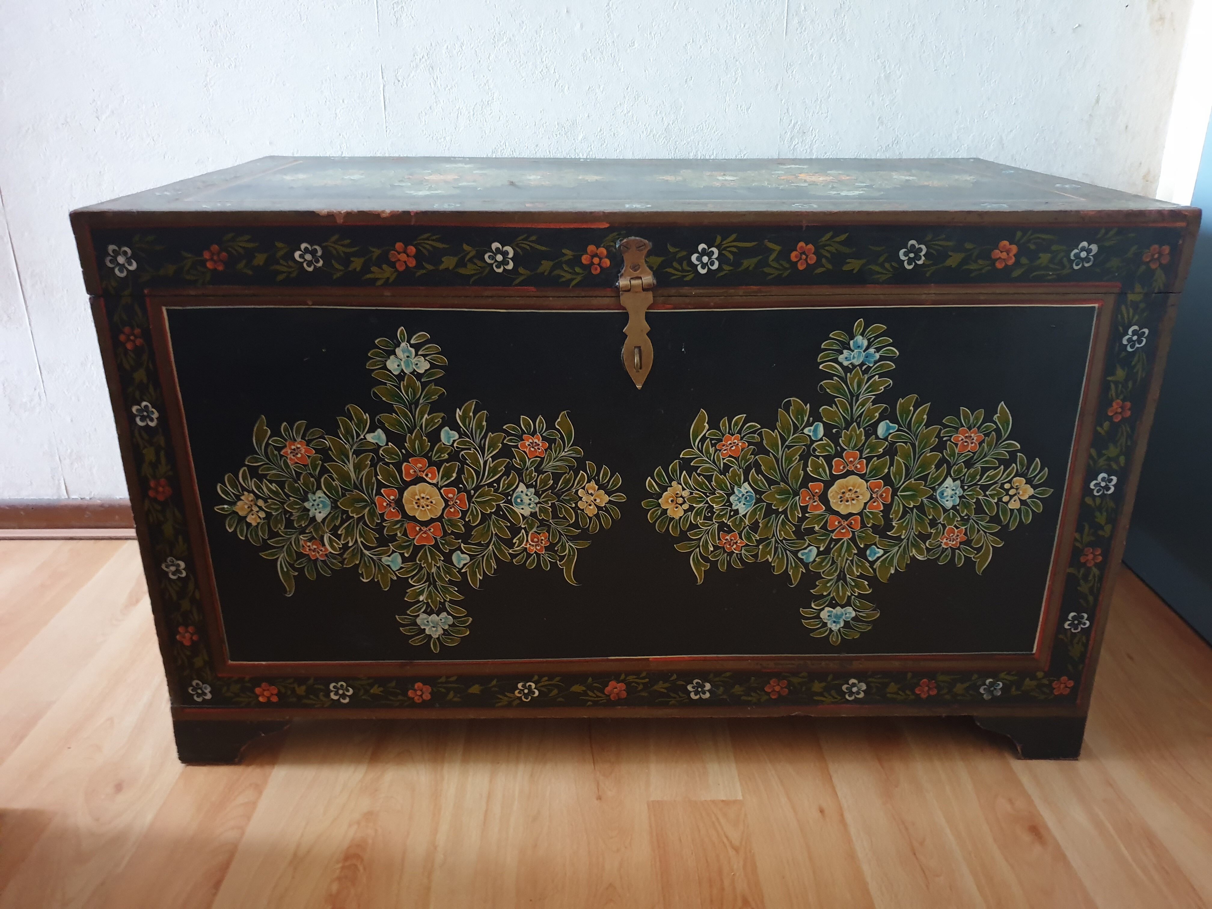 Old trunk chest lacquered Indian lacquered wood