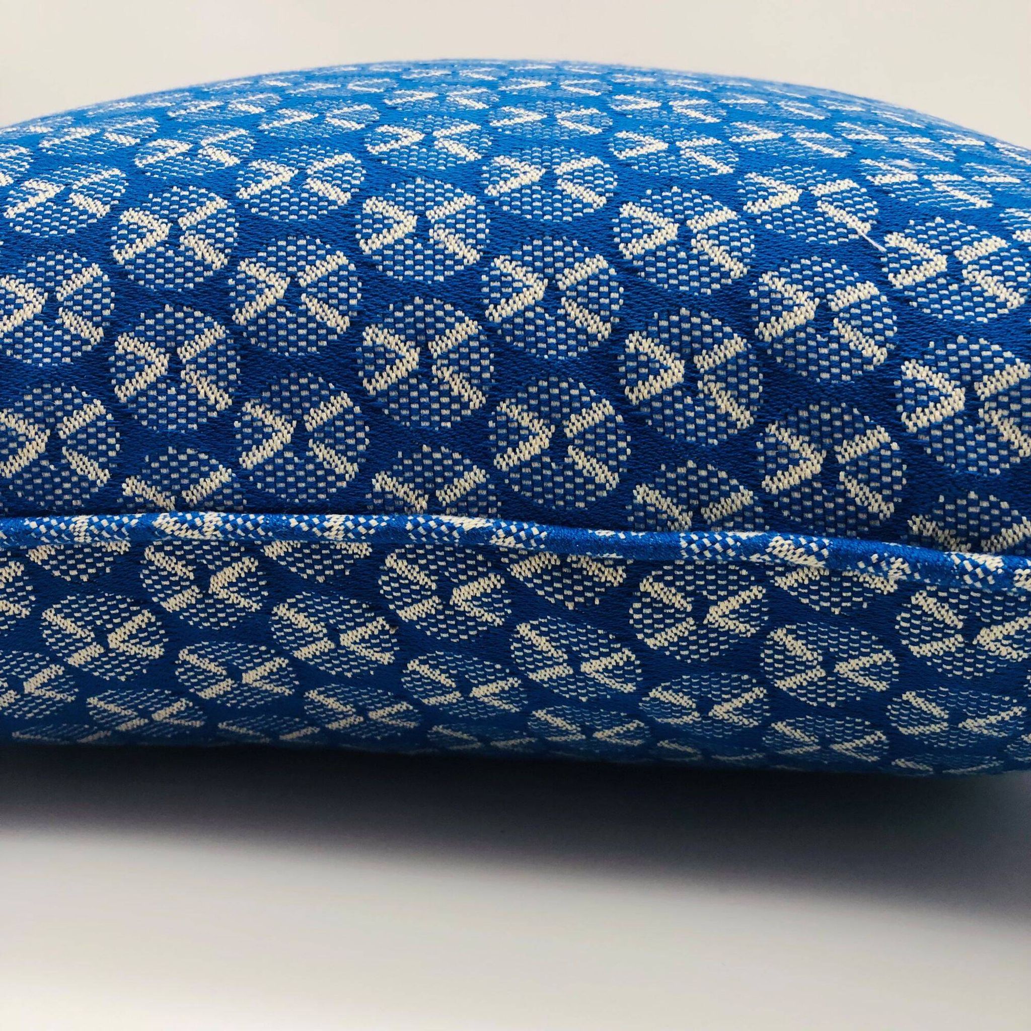 Coussin carré à bords passepoilés
