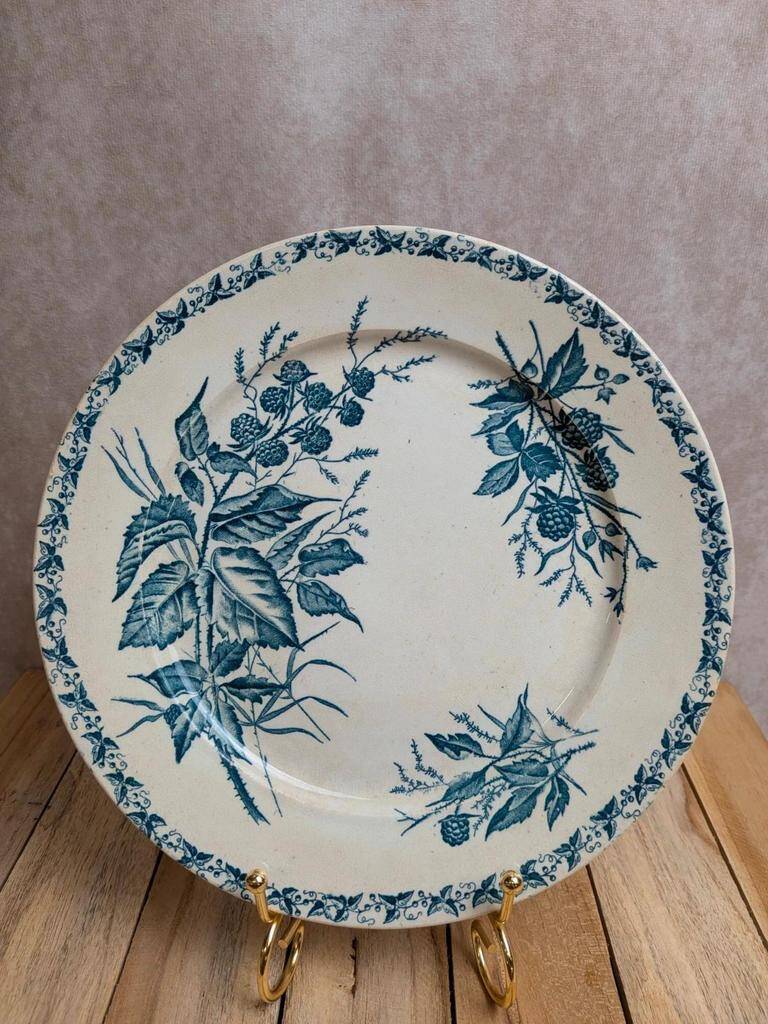 Assiette en terre de fer Badonviller modèle Mûre – décor bleu