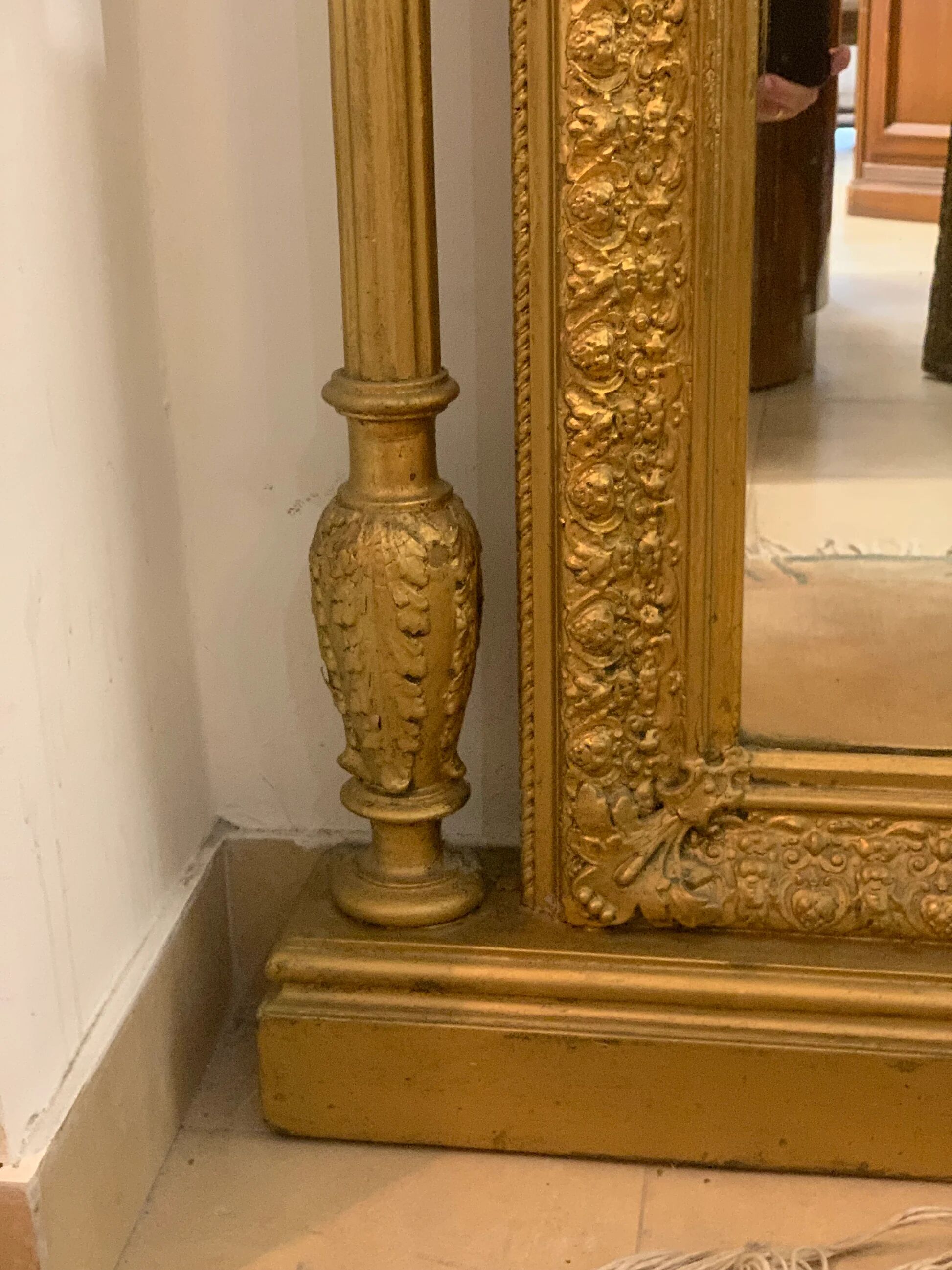 Miroir éclectique XIXe siècle, cadre en bois sculpté et doré