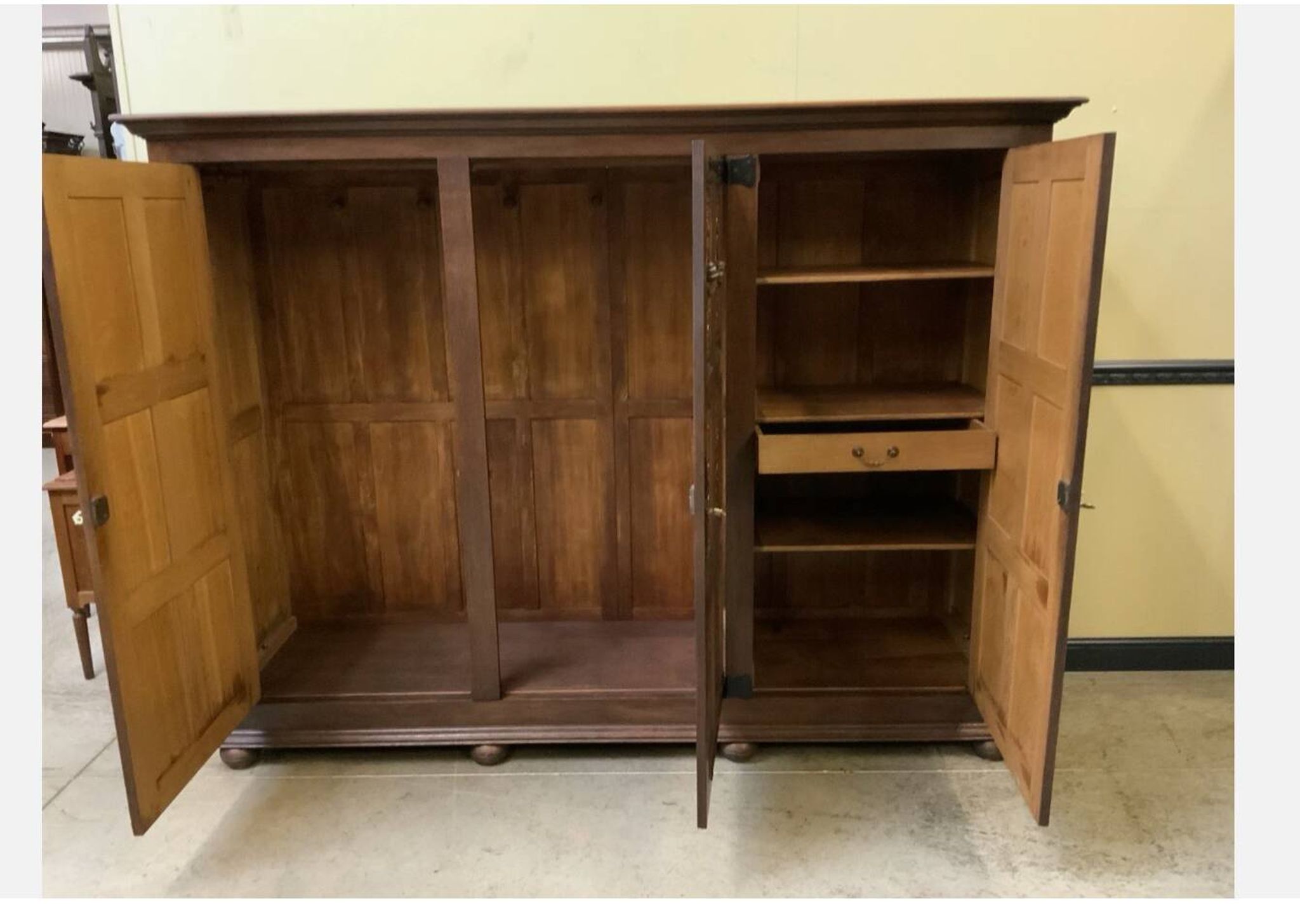 Armoire néogothique ancienne avec compartiment à linge
