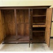 Armoire néogothique ancienne avec compartiment à linge
