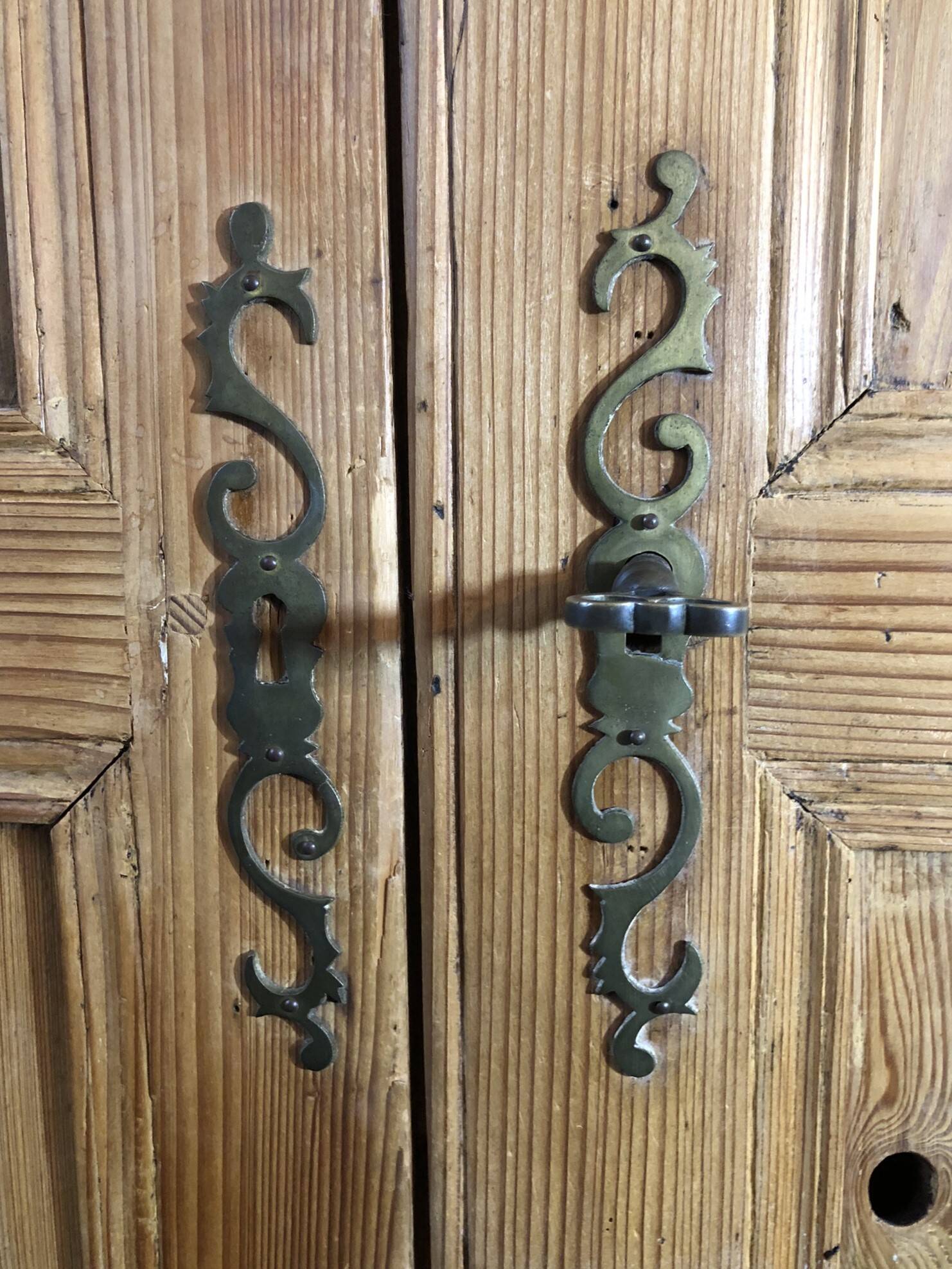 Alsatian armoire from 1878 in Pichepin – A unique and authentic piece