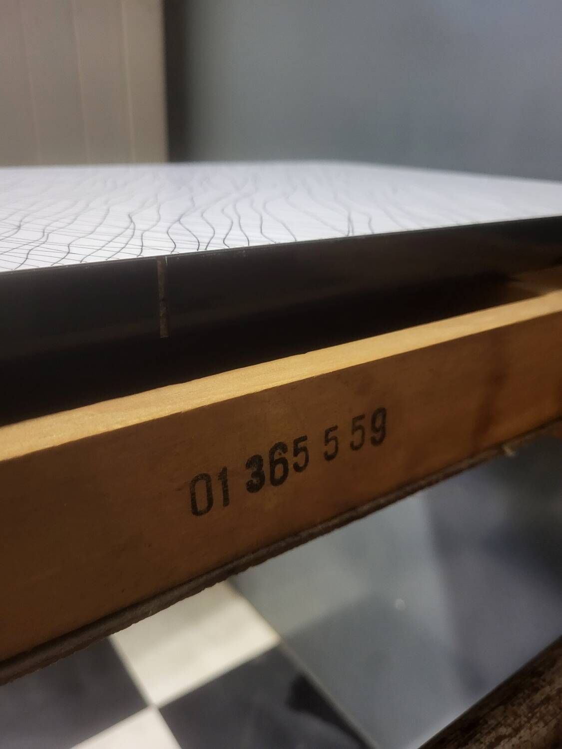 Extendable table in formica