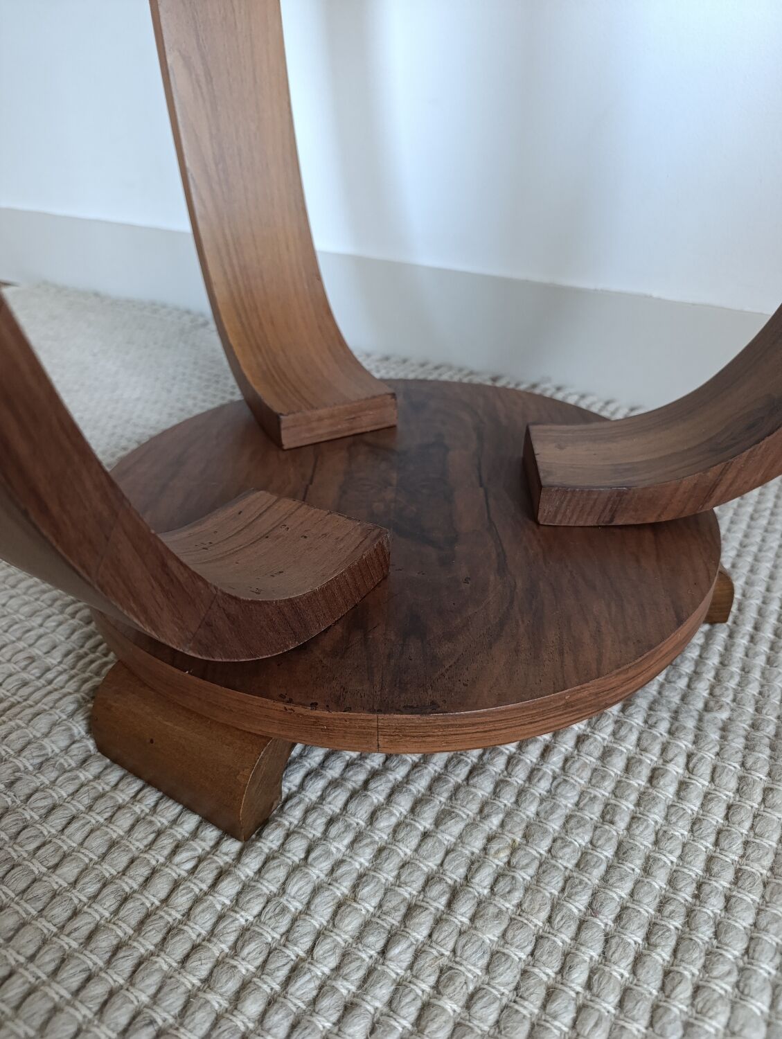 Round Art Deco table in walnut veneer – 1948