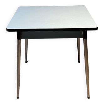 Table en formica bleu