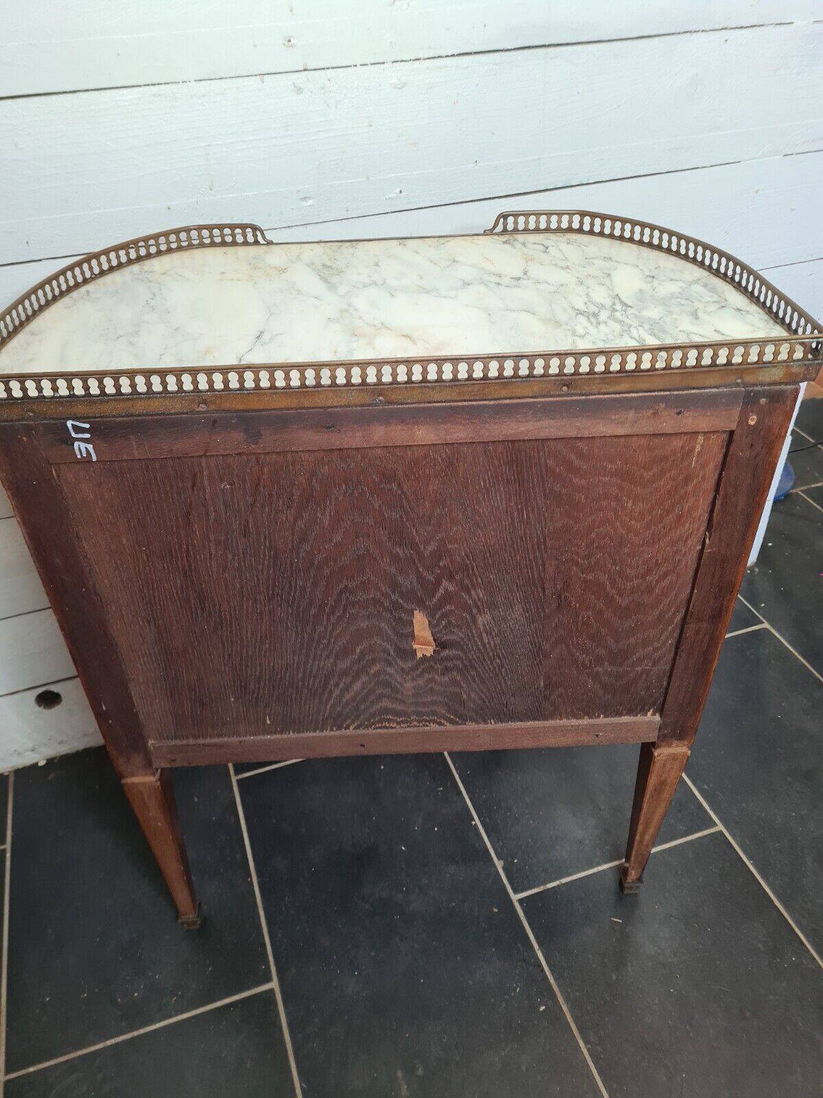 commode galbée en acajou avec dessus marbre