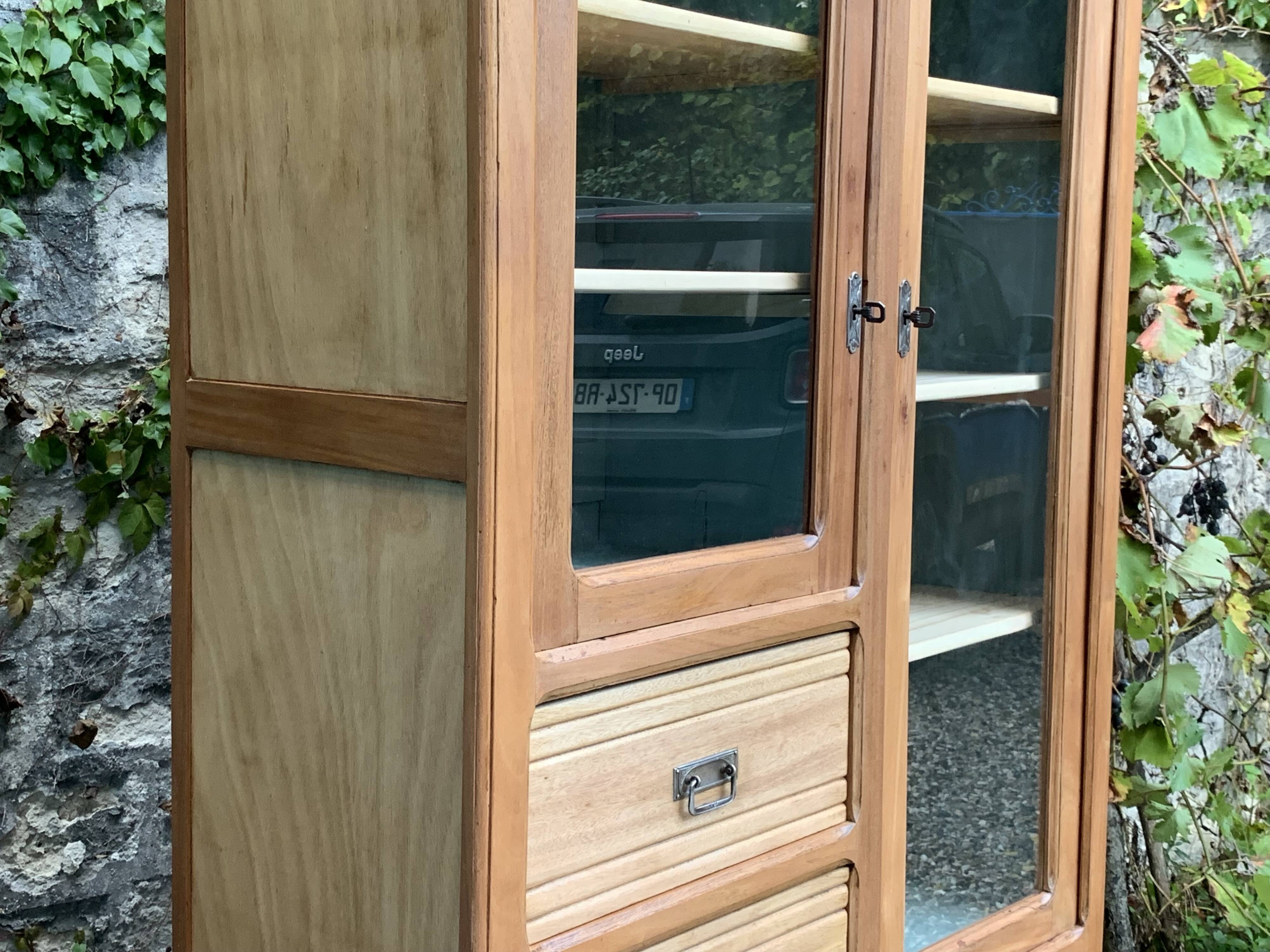 Armoire parisienne d’hôtel vitrée bois brut 1930