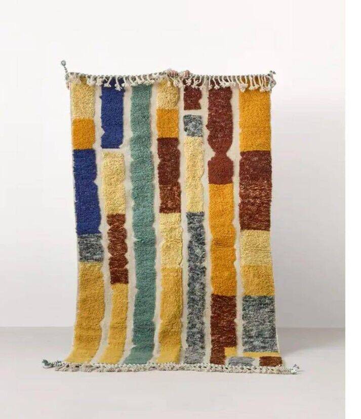 Decorated wool rug, size 200cm x 300cm