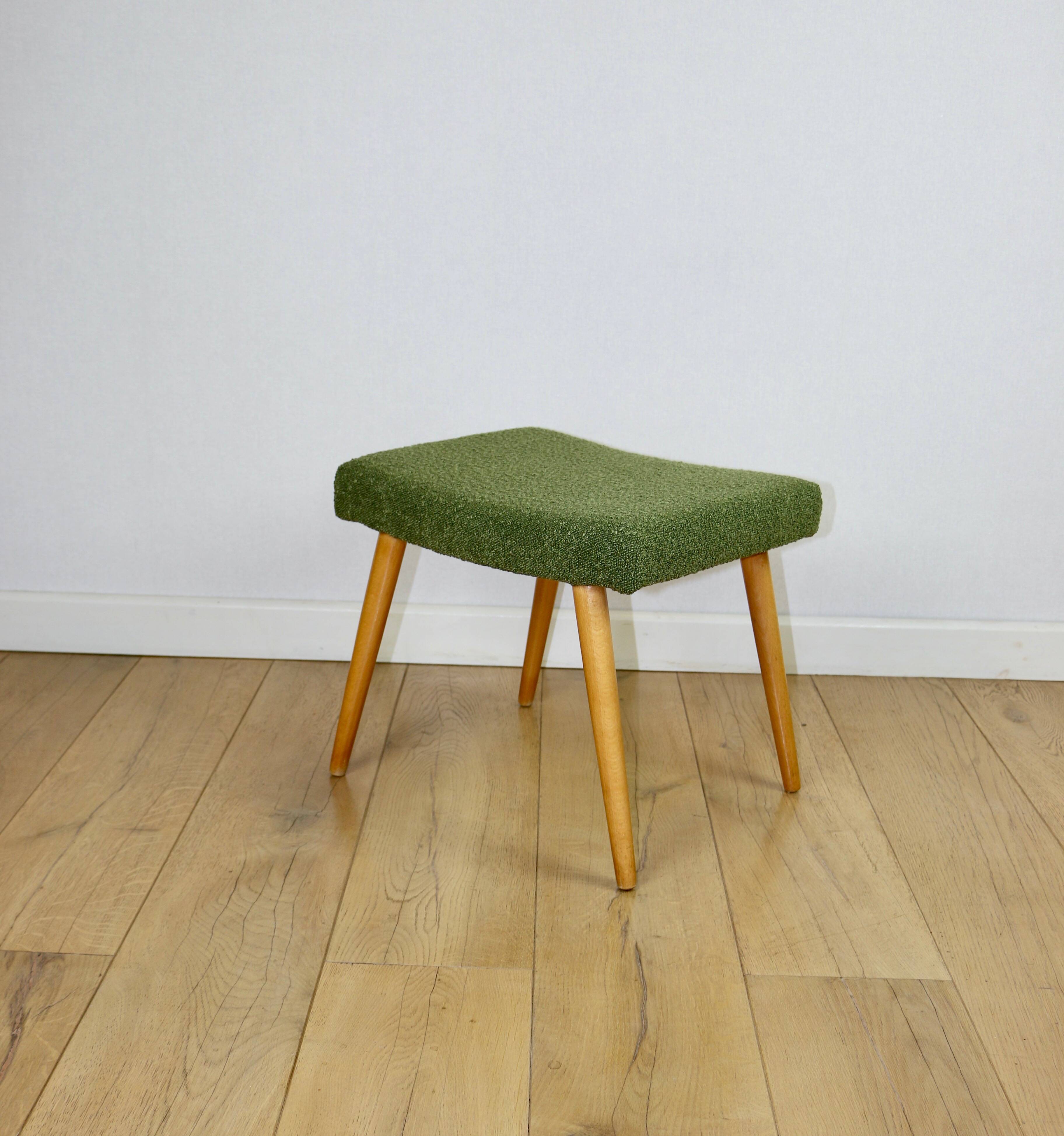 Tabouret à assise en boucle large vert-olive - pieds ronds en hêtre