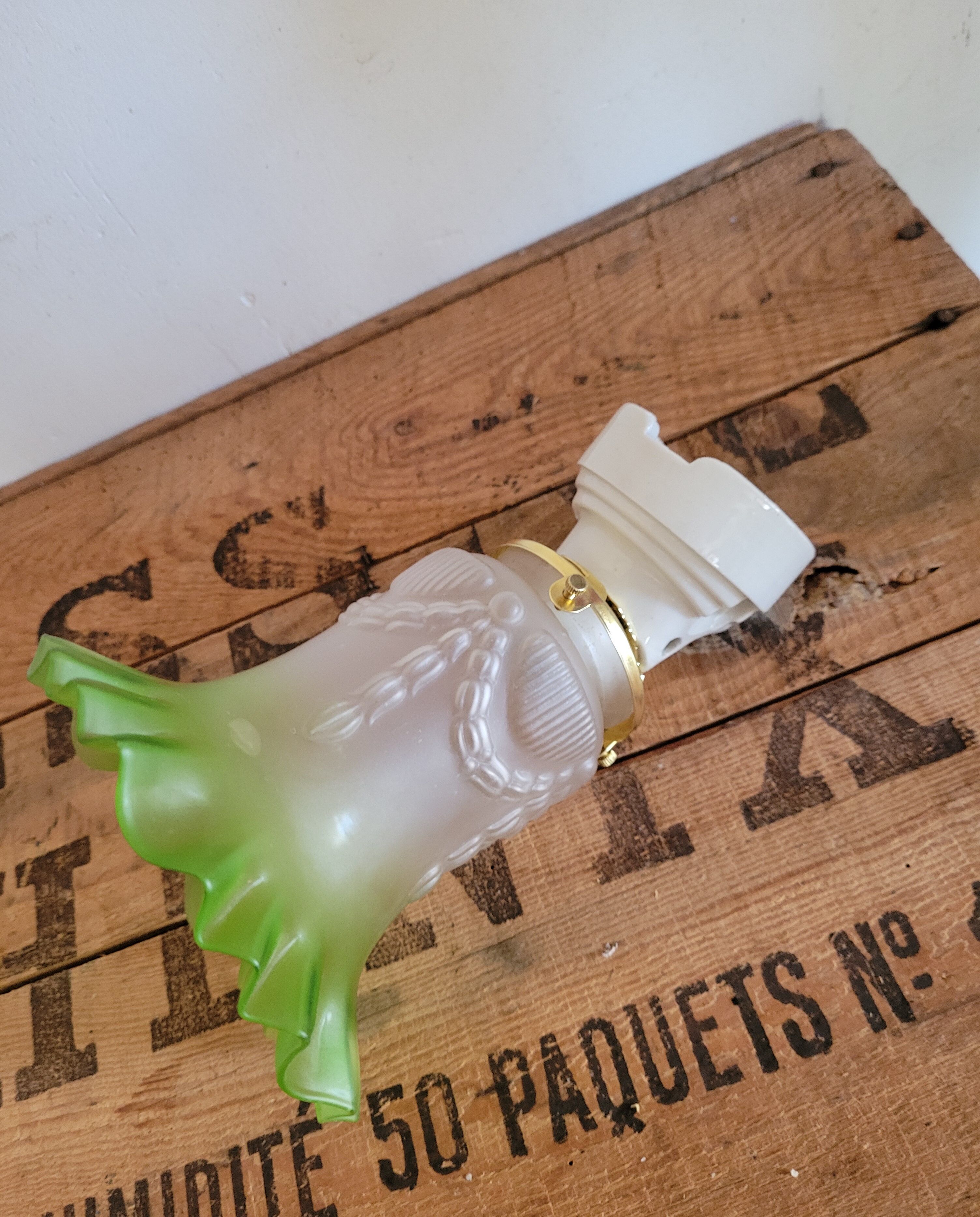 Tulip and porcelain wall lamp