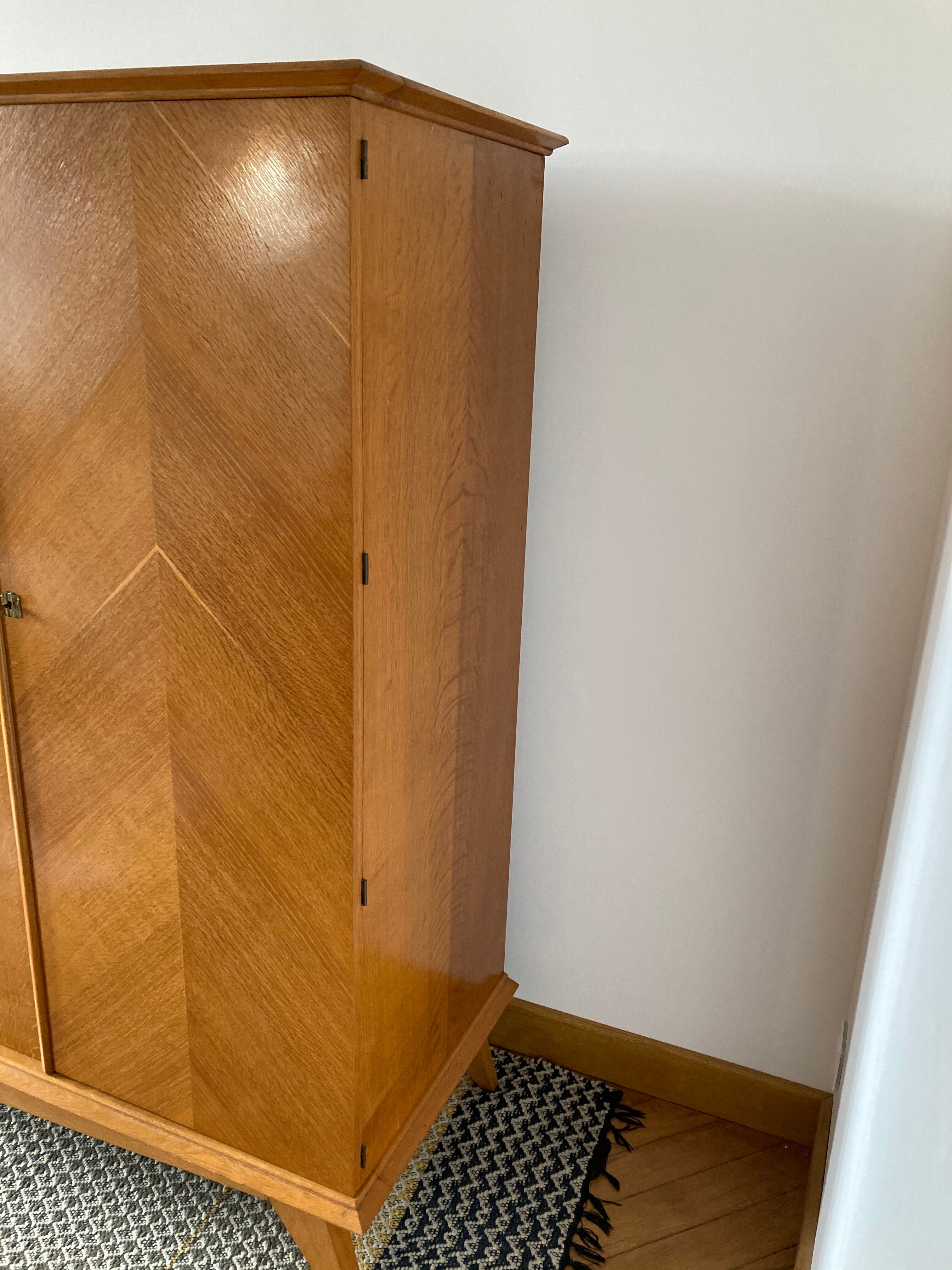 Compass foot cabinet