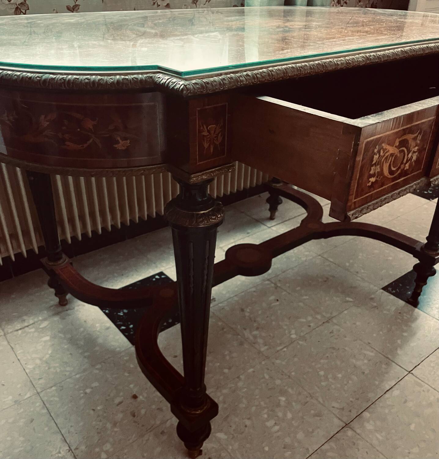 Beautiful period marquetry table (1900)