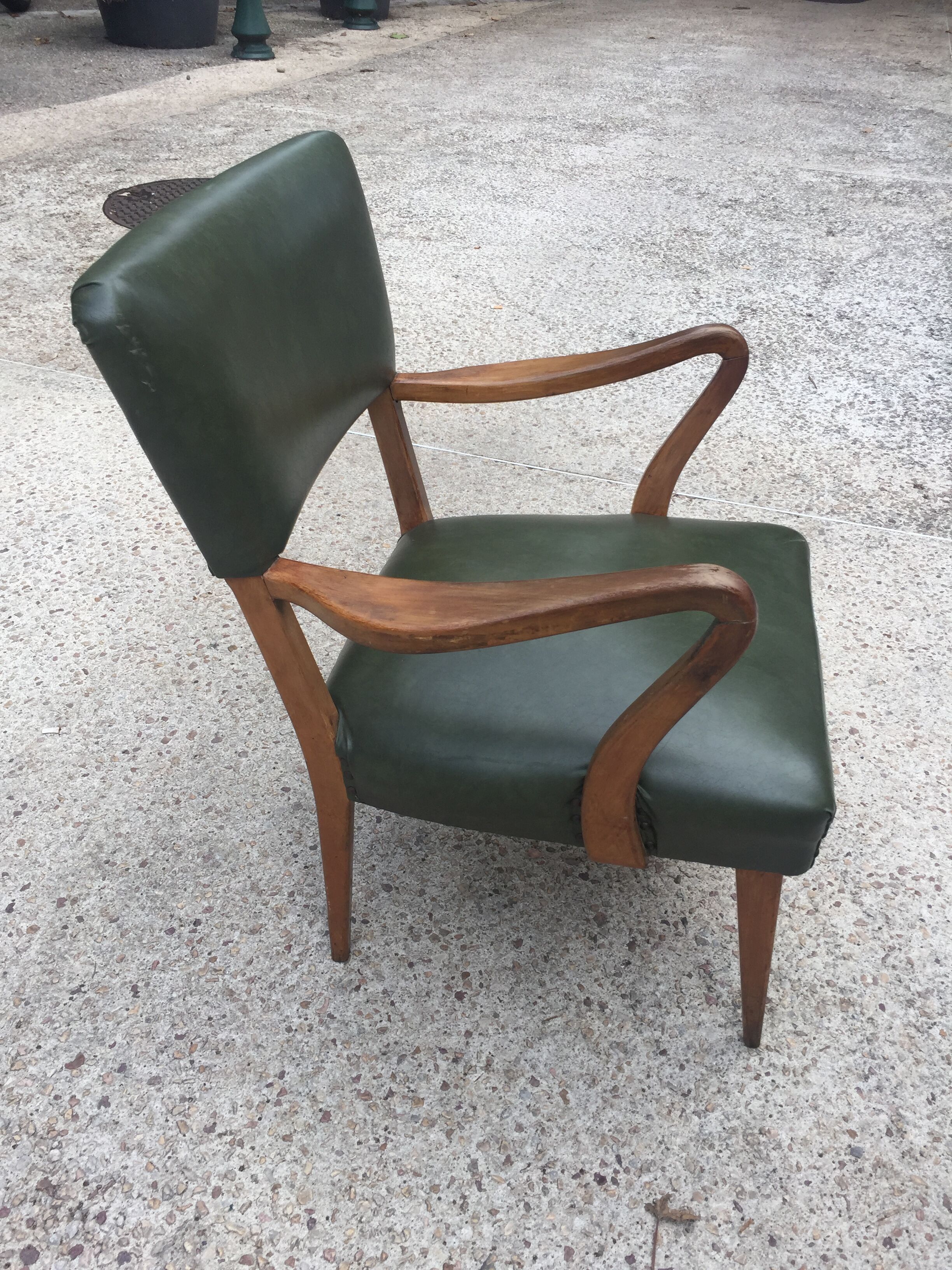 Fauteuil bas  en skaï vert bouteille