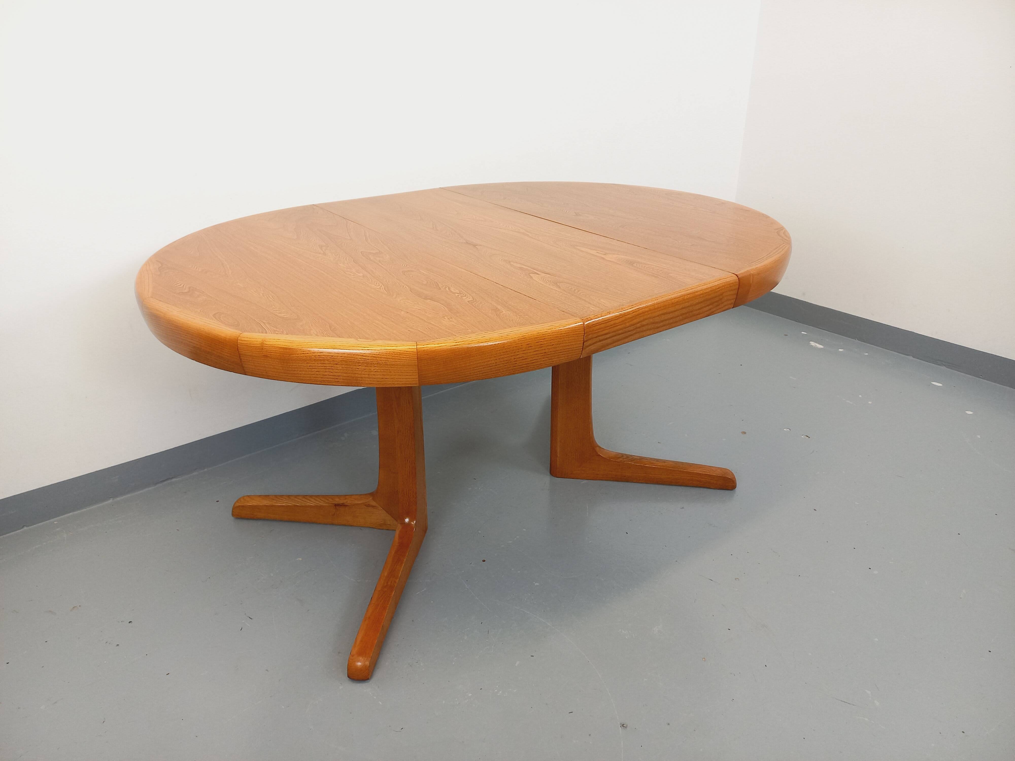 Vintage round dining table in Scandinavian style from the 60s and 70s in elm.