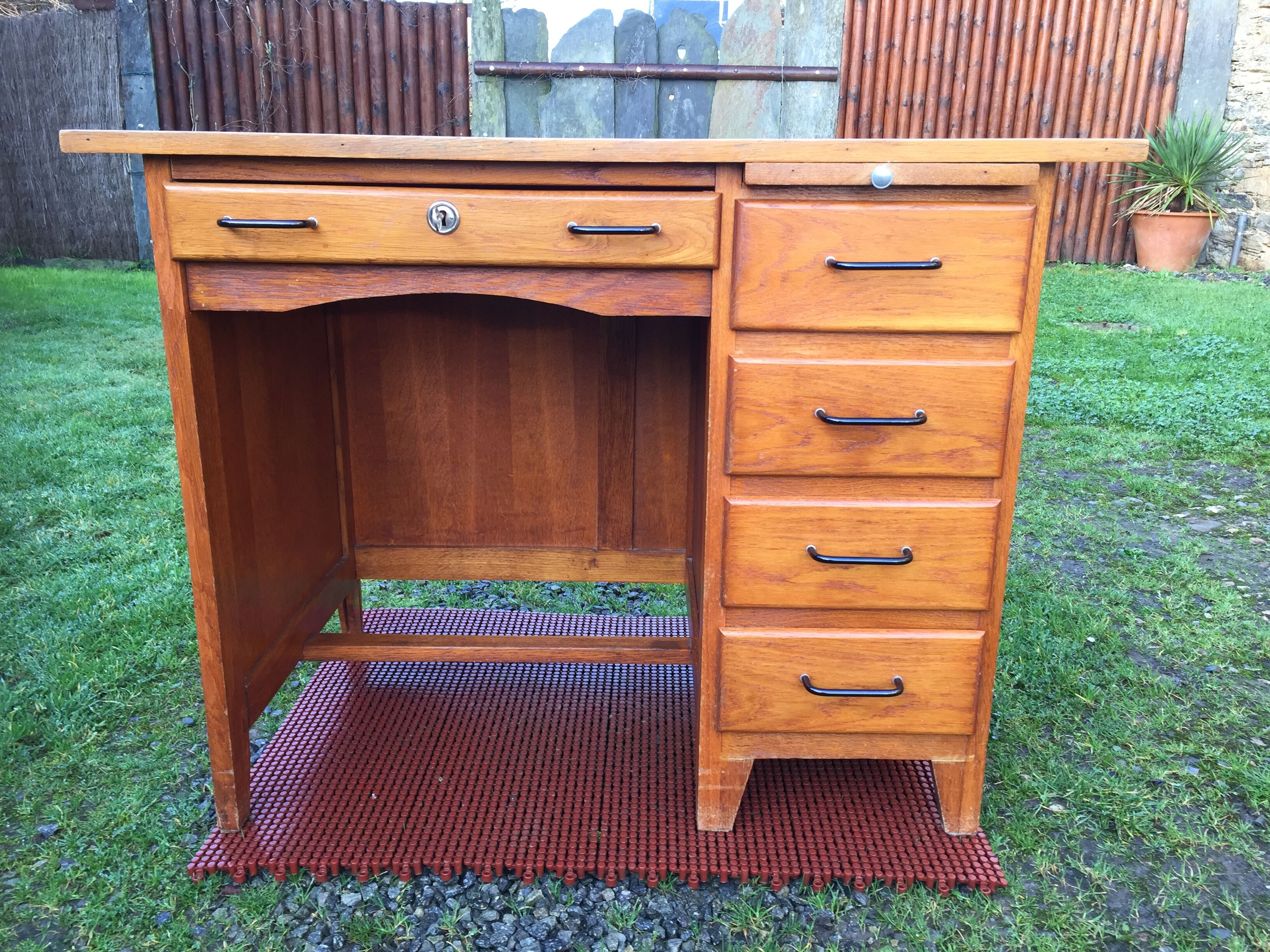 Vintage oak desk with 5 drawers and 1 pull.