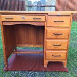 Vintage oak desk with 5 drawers and 1 pull.