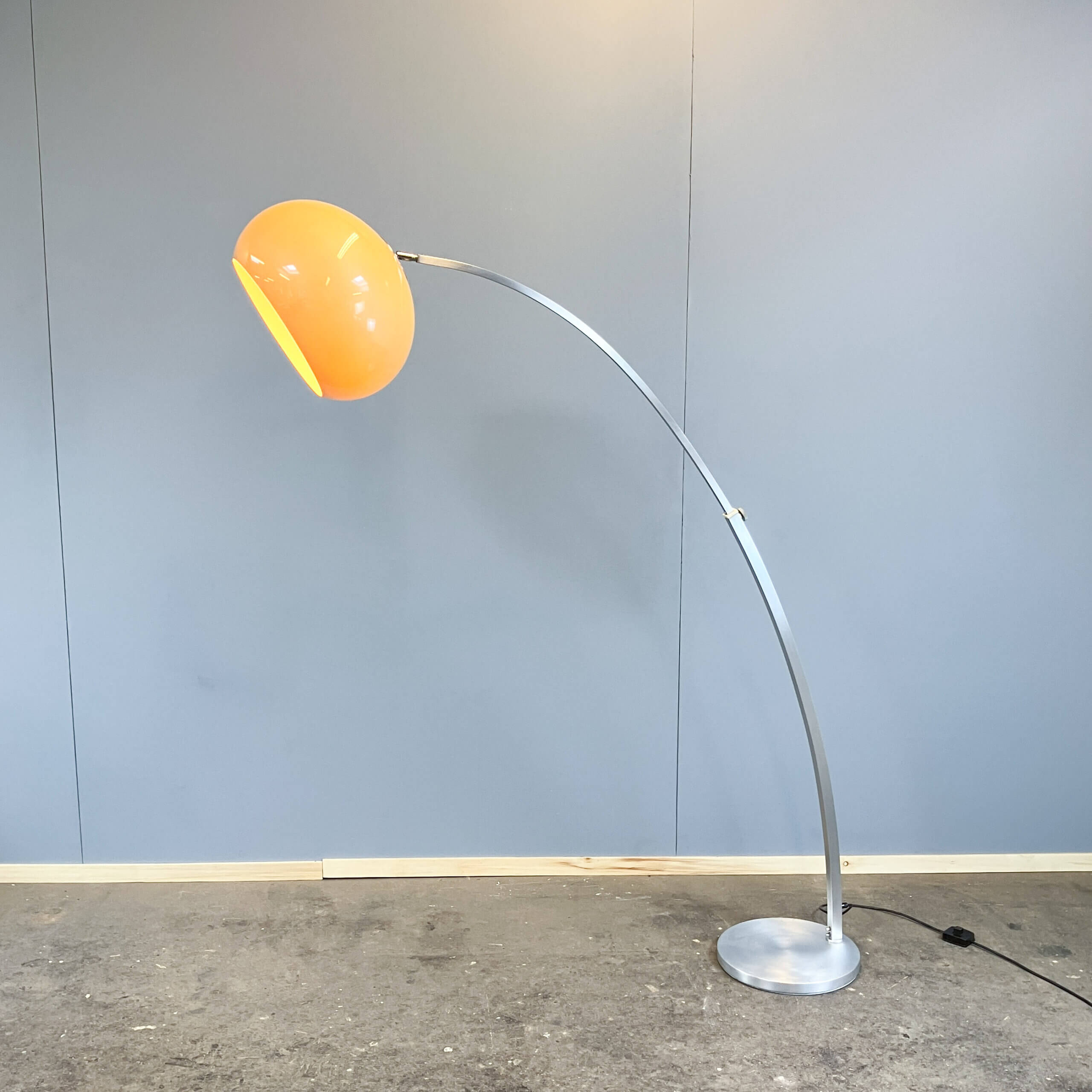 Lampe arquée par Sölken, aluminium brossé avec un abat-jour en verre acrylique, années 1970.