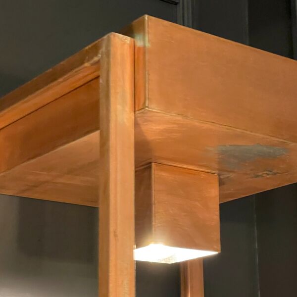 Etagère colonne éclairée vintage, acier cuivré, design industriel brutaliste, ca 1970