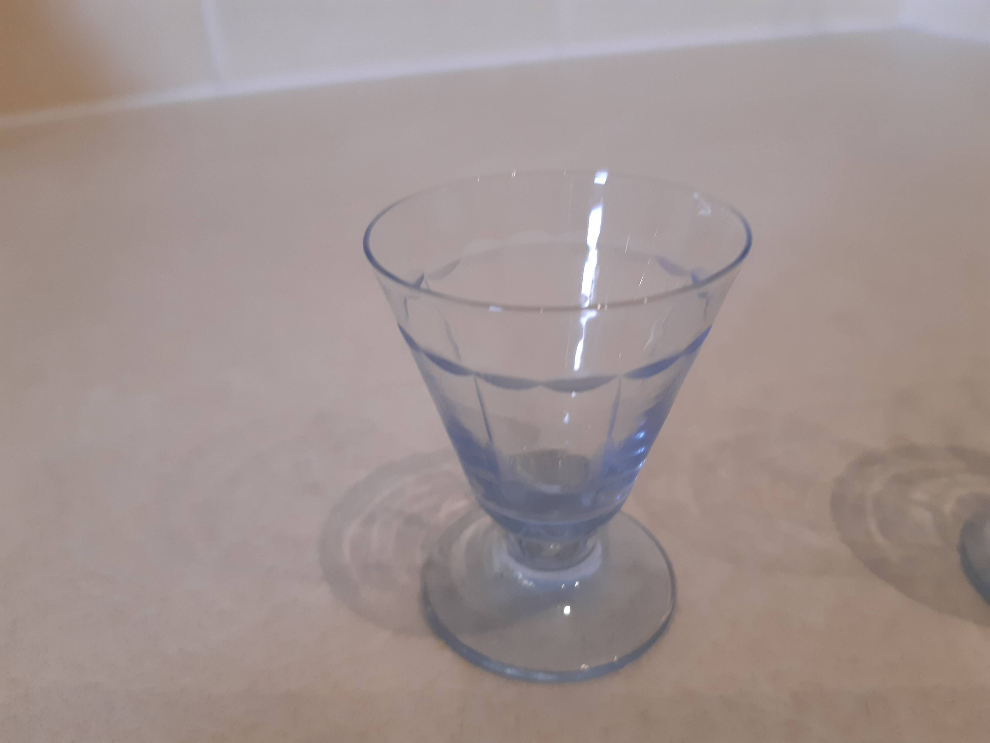 Lot de 7 petits verres à alcool en cristal très finement ciselé bleu.