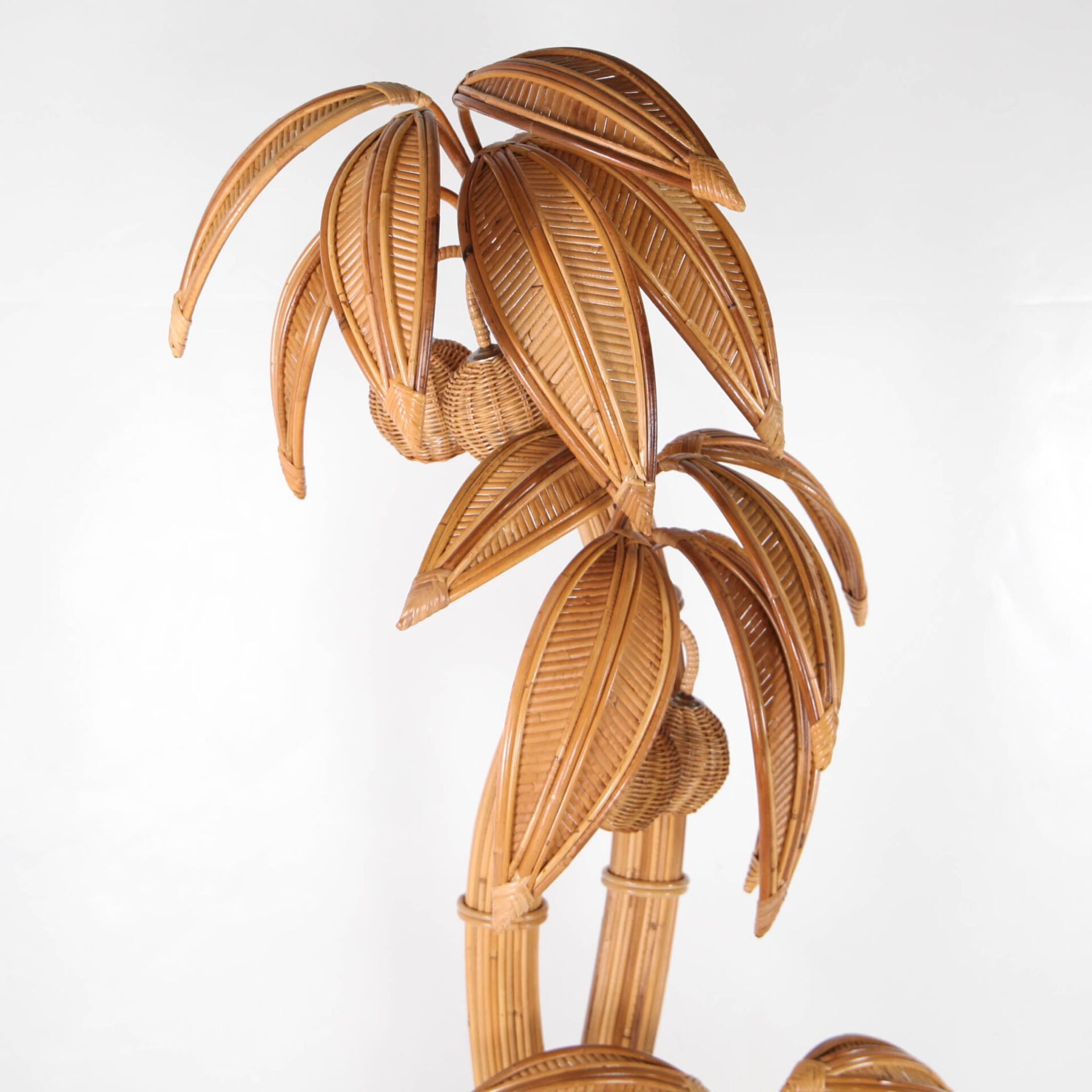Lampadaire « palmier-cocotier » en rotin
