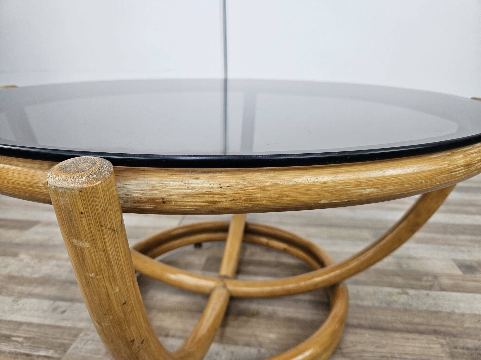 Table basse ronde vintage en bambou et verre fumé