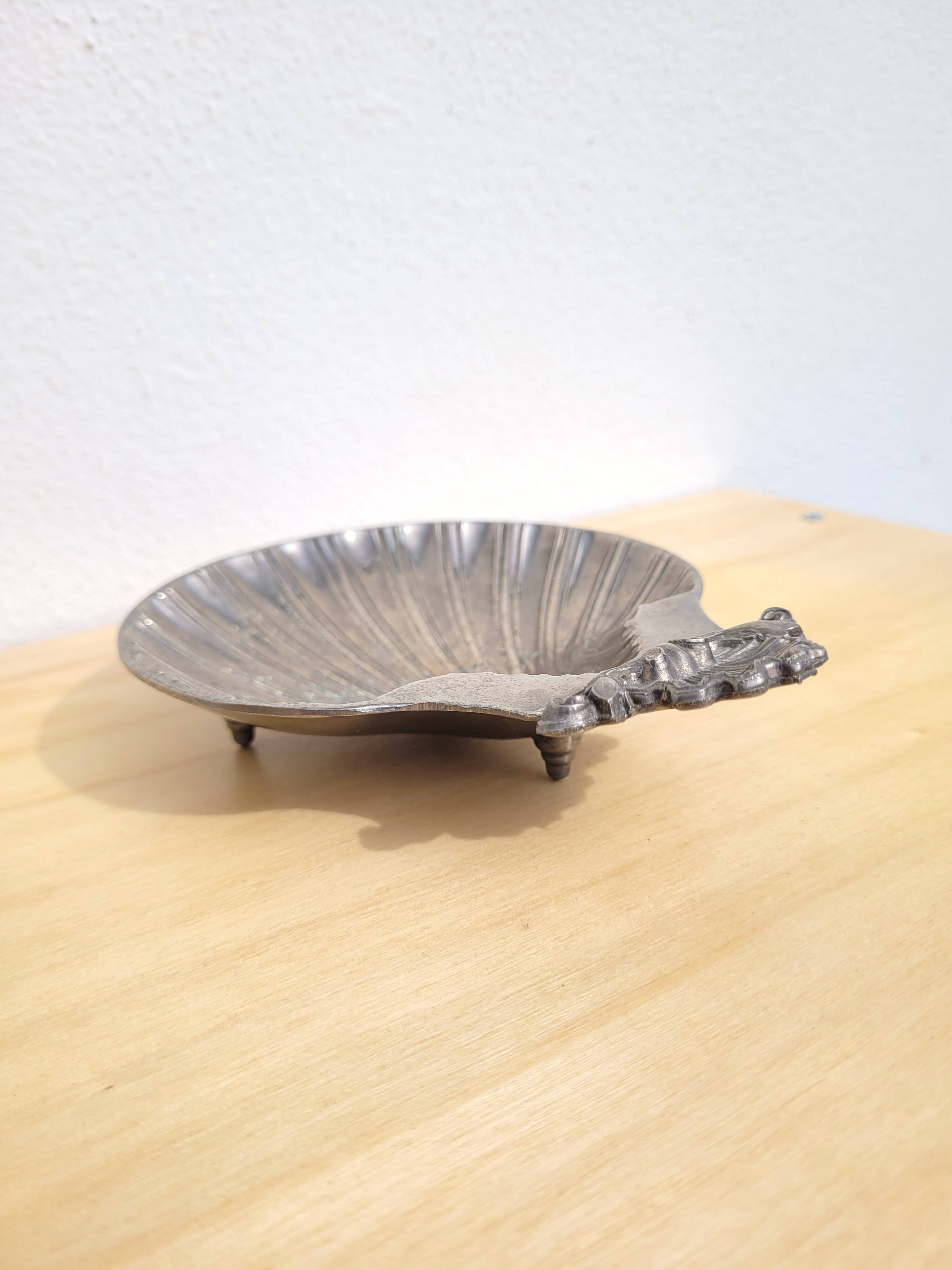 Silver scallop shell emptier