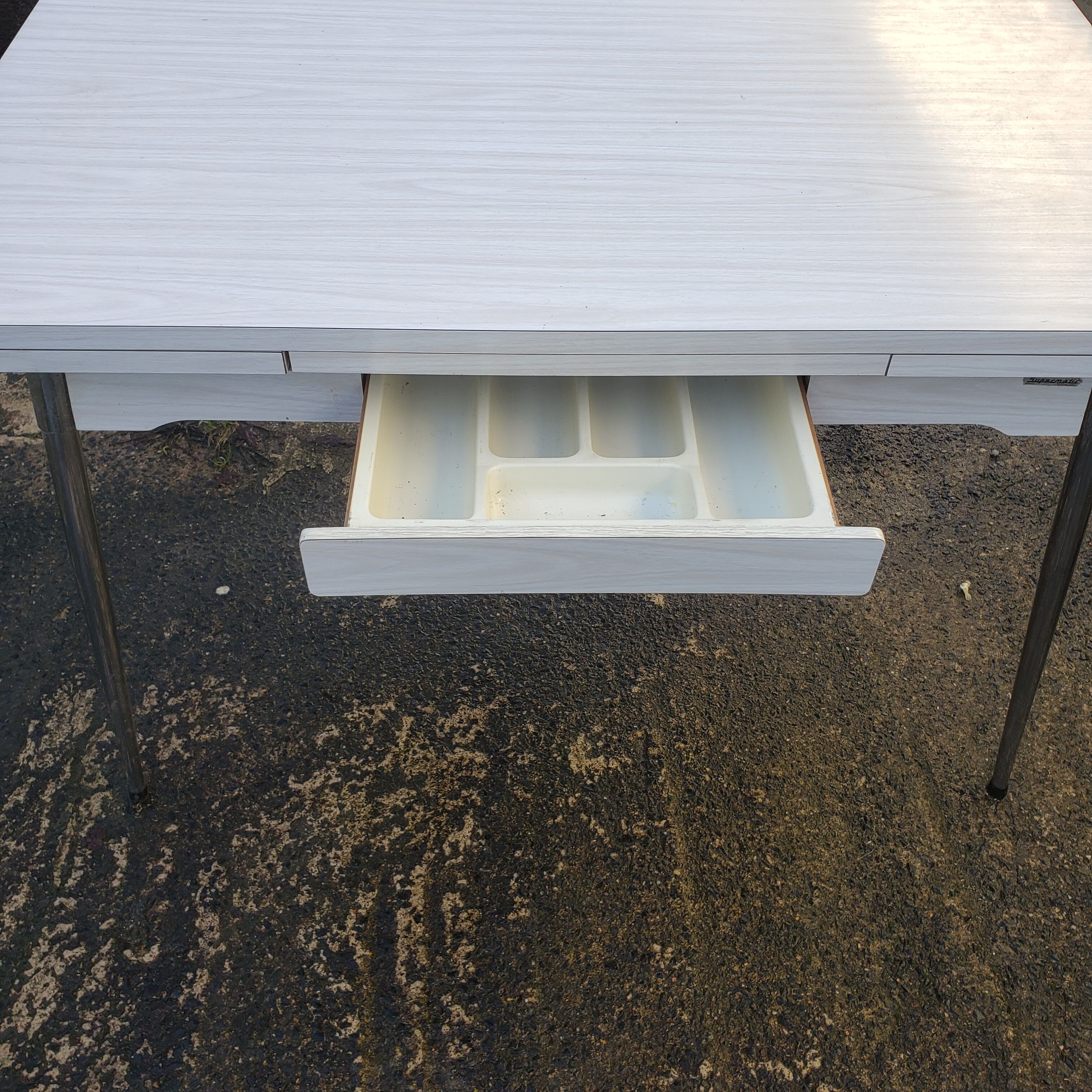 Formica table with extensions