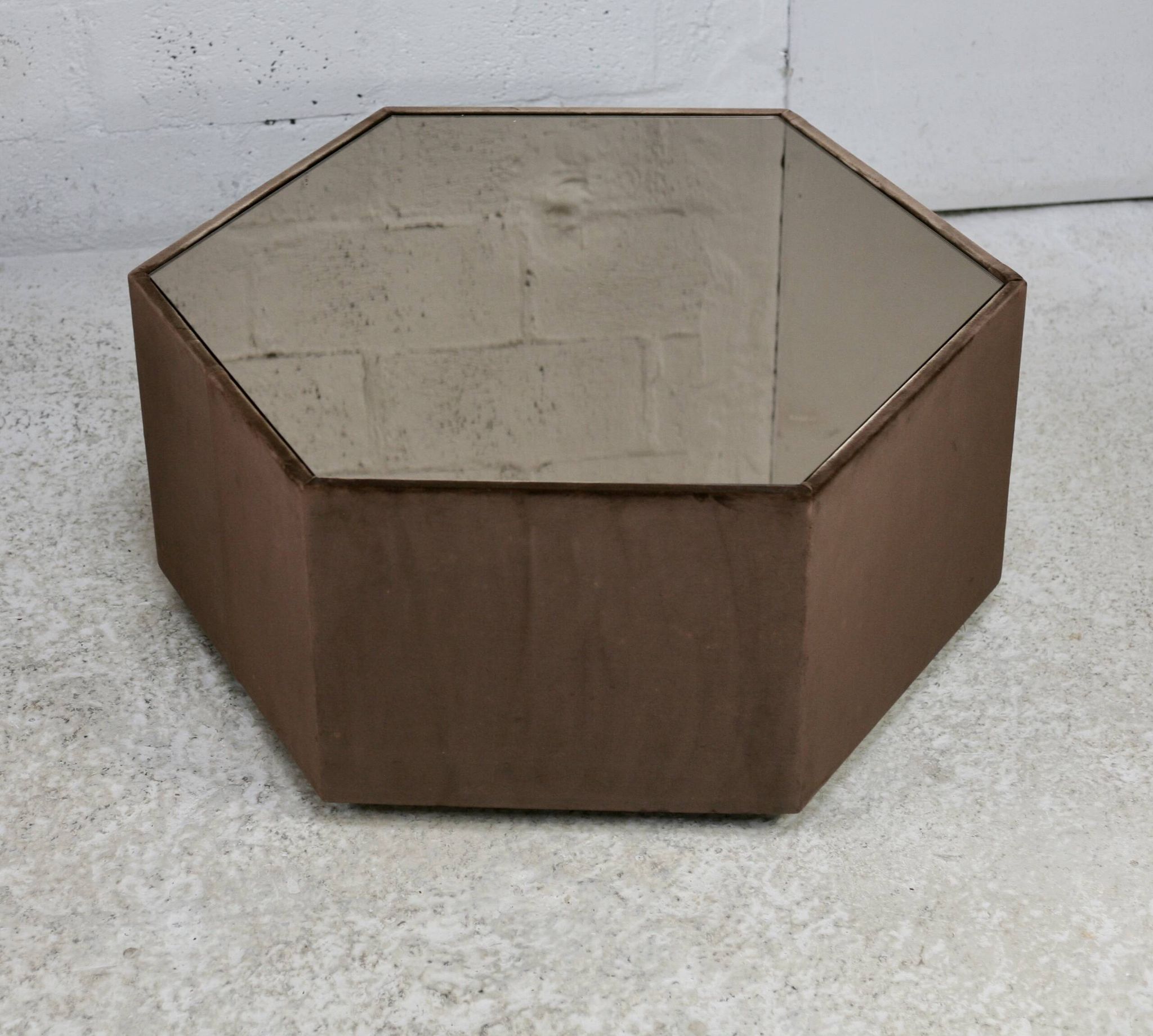 Table space age, hexagonale. Bois, velours et miroir fumé. Circa 1970
