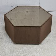 Table space age, hexagonale. Bois, velours et miroir fumé. Circa 1970