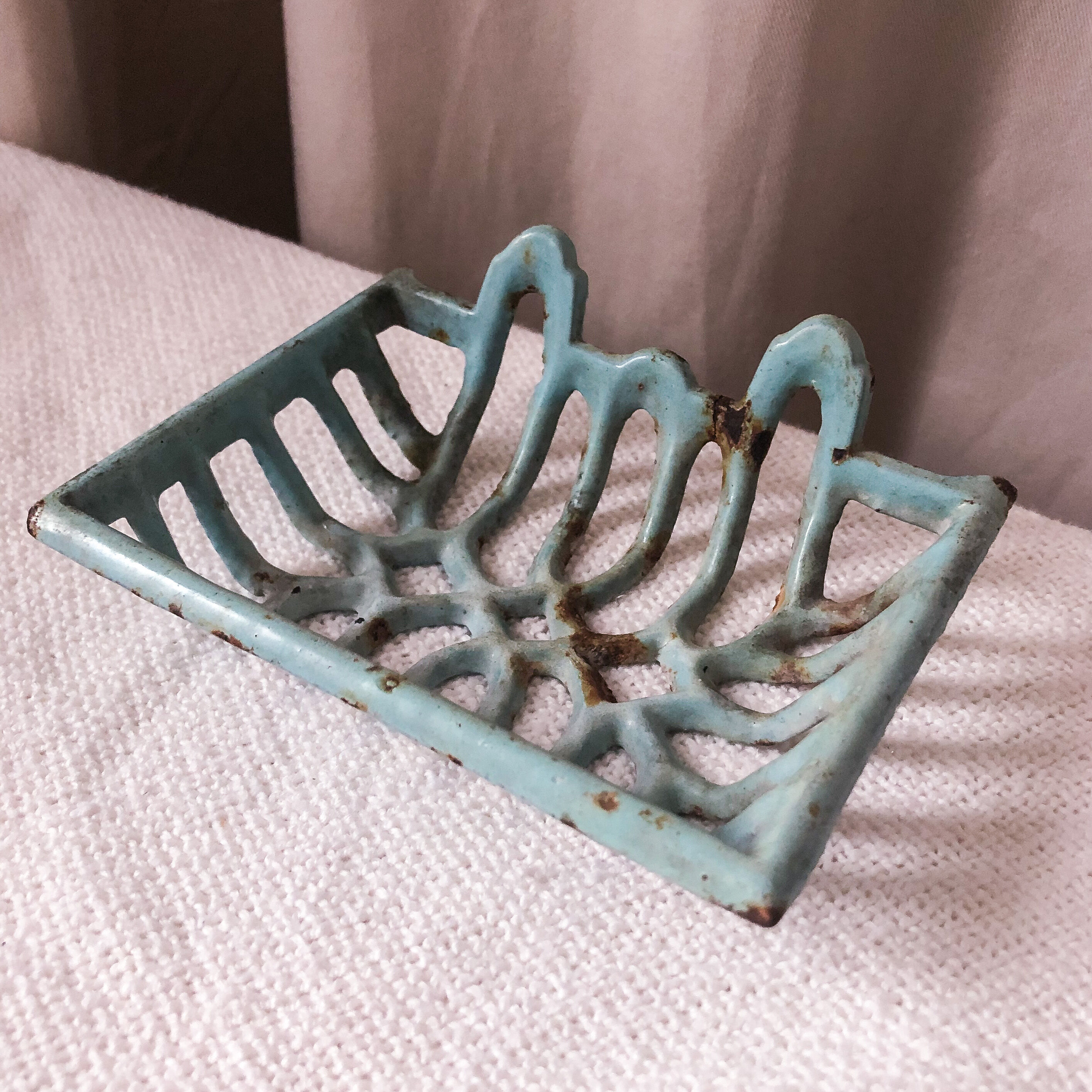 Cast-cast-or-white soap holder