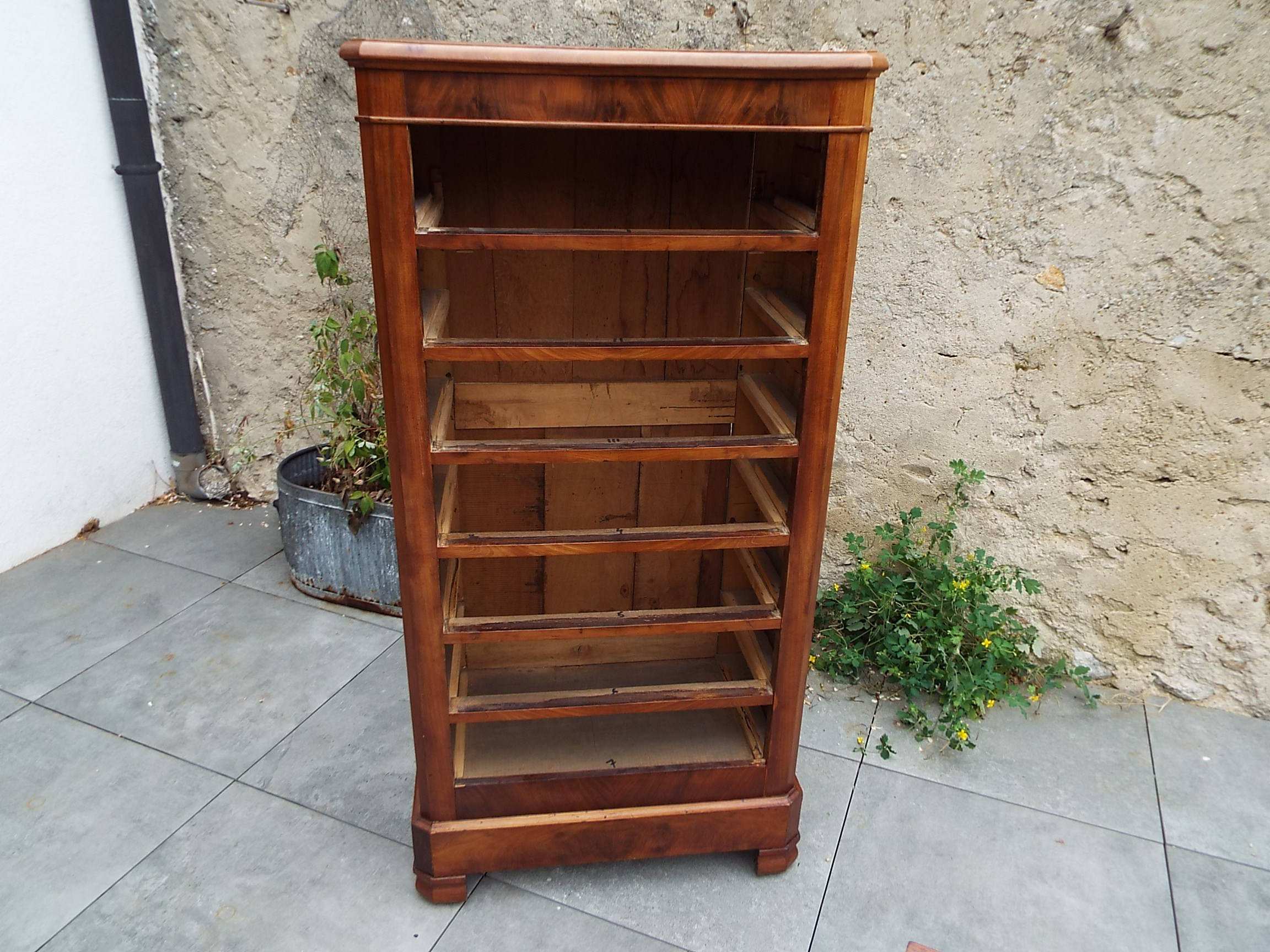 Weekly chest of drawers