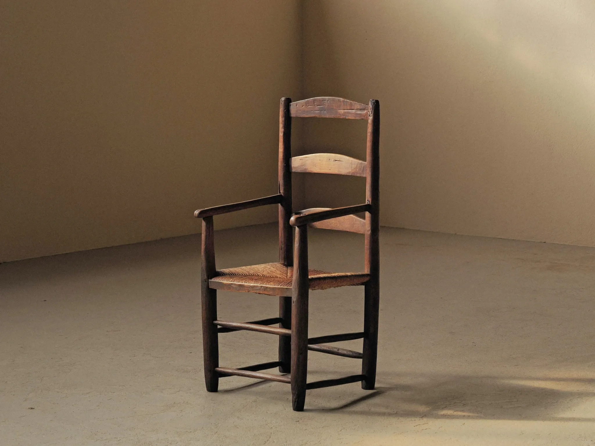 Fauteuil paysan en bois massif et paille, XIXᵉ siècle