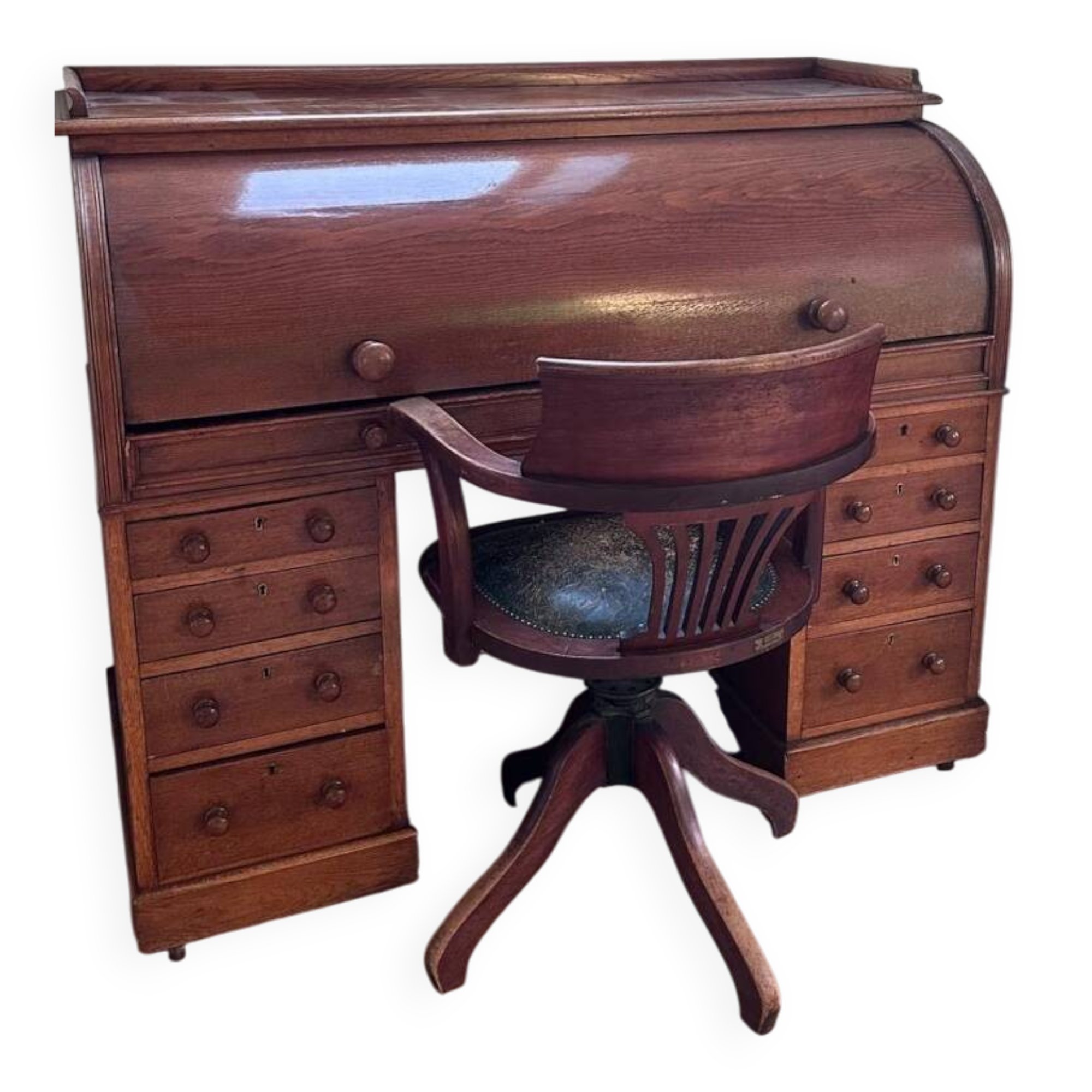 Beautiful vintage 20th-century American cylinder desk and its chair.