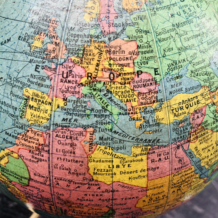 Globe terrestre lumineux ancien