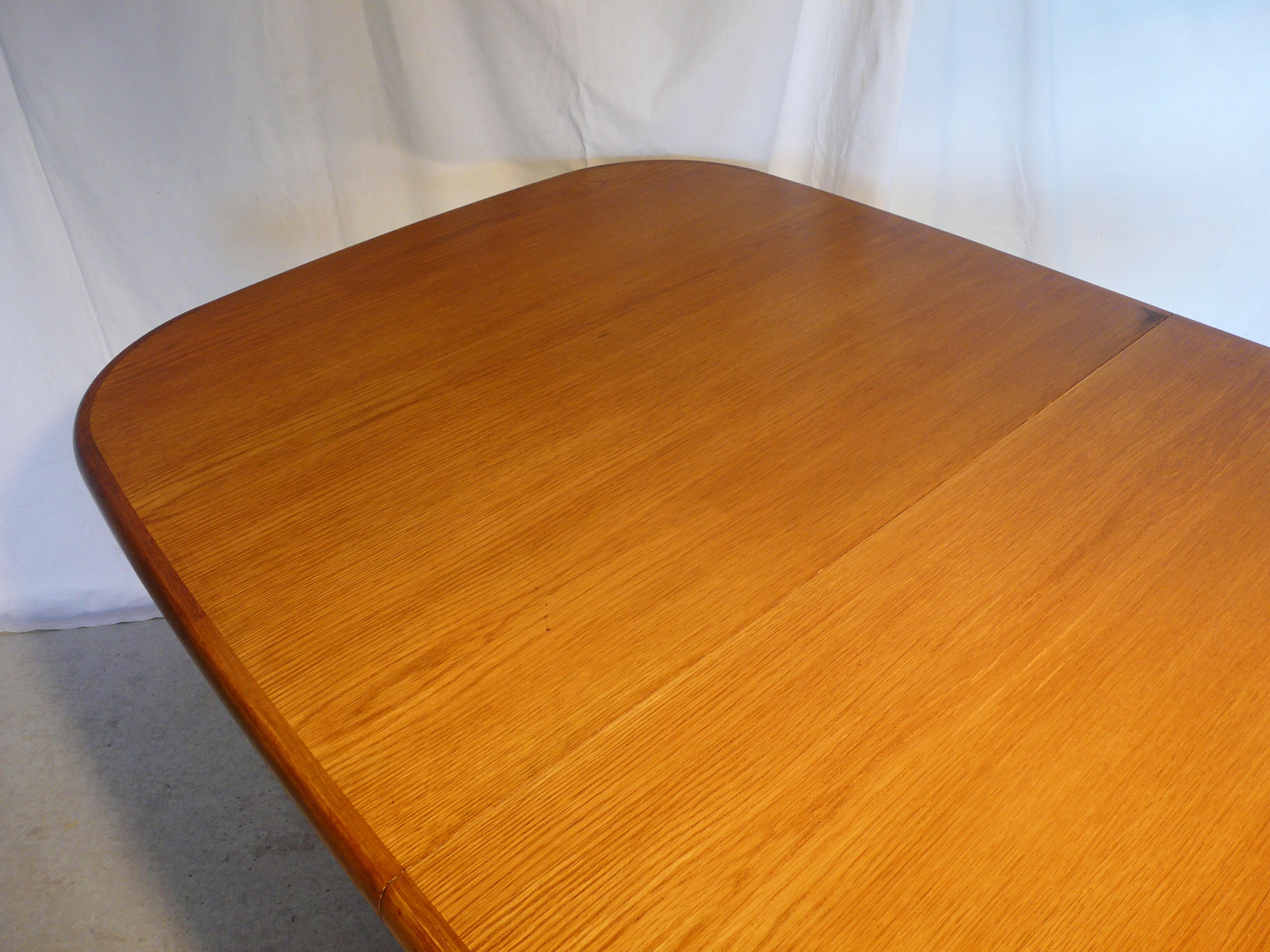 Scandinavian expandable rectangular table in teak