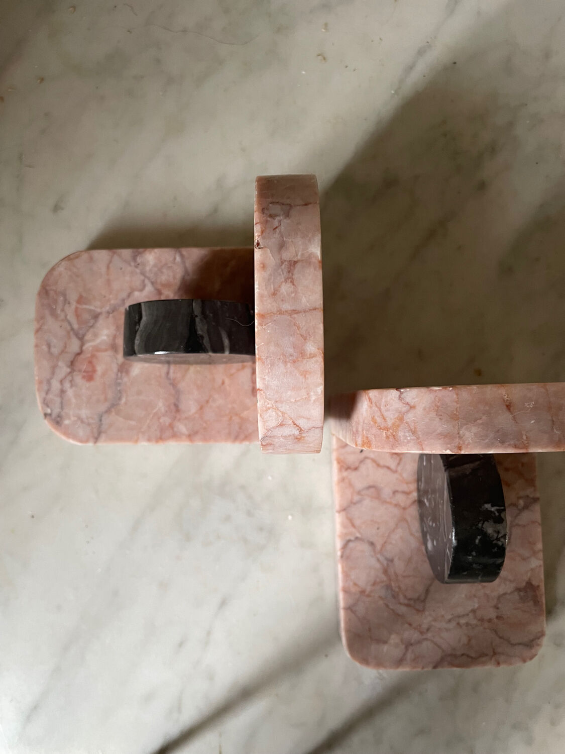 Paire de serre-livres livres en marbre rose et gris