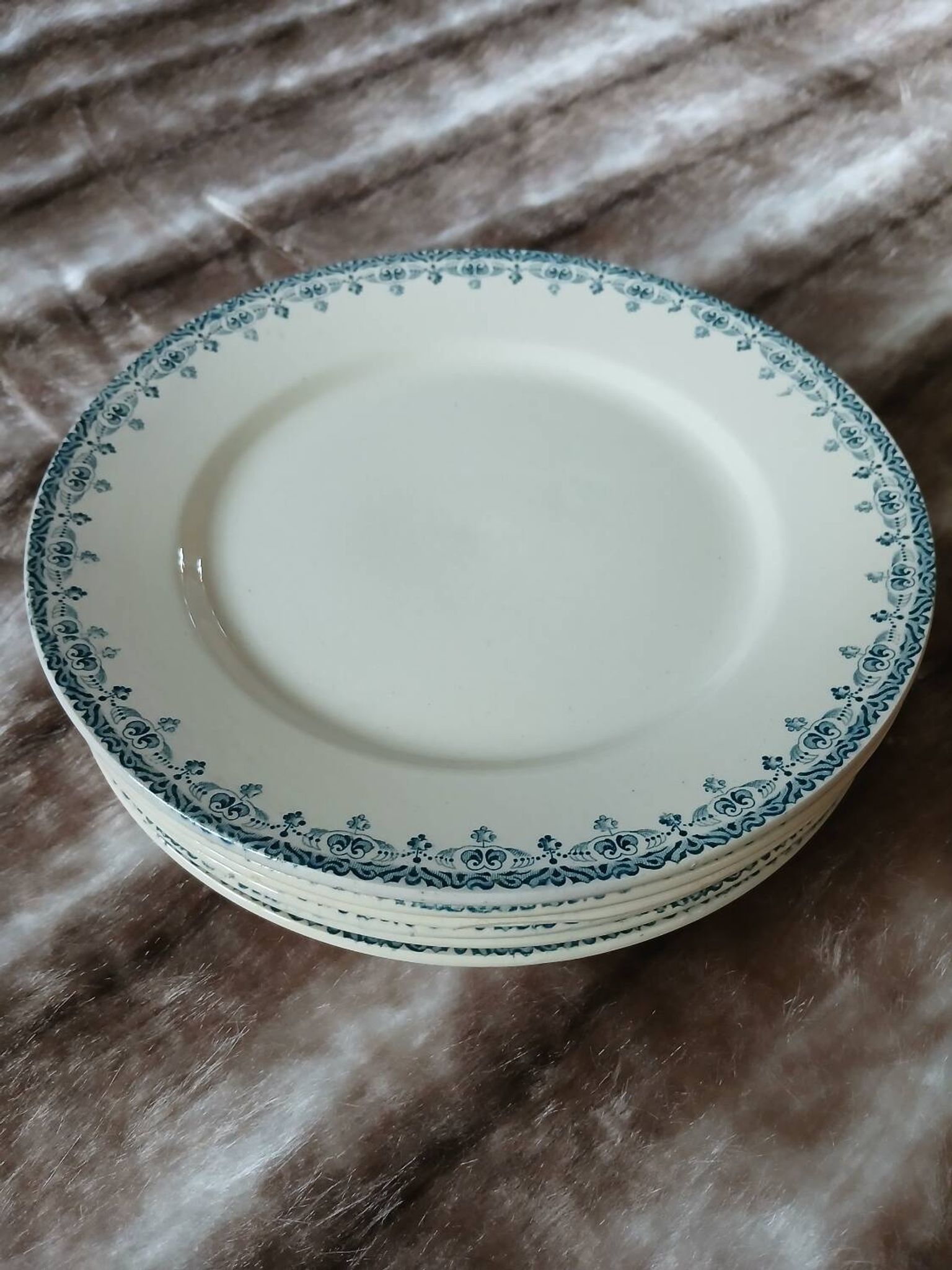 6 assiettes plates anciennes en Terre de fer Hb& Cie