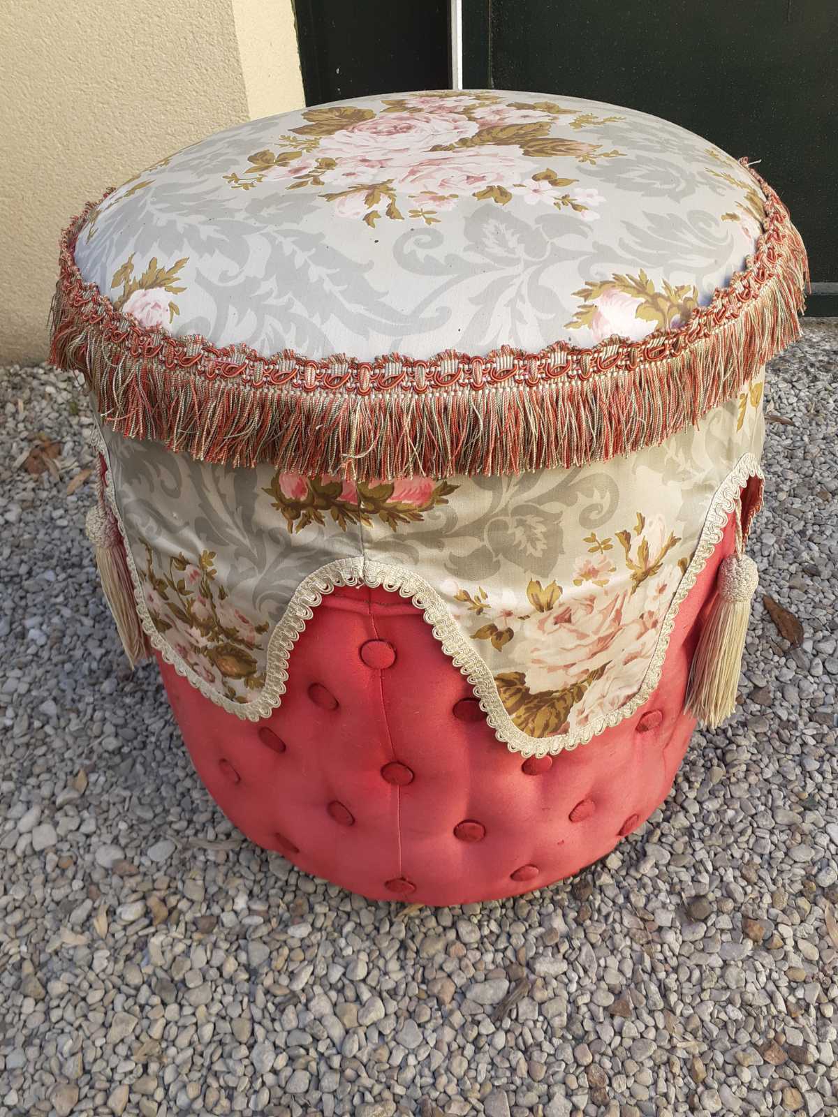 Pouf in boudoir style