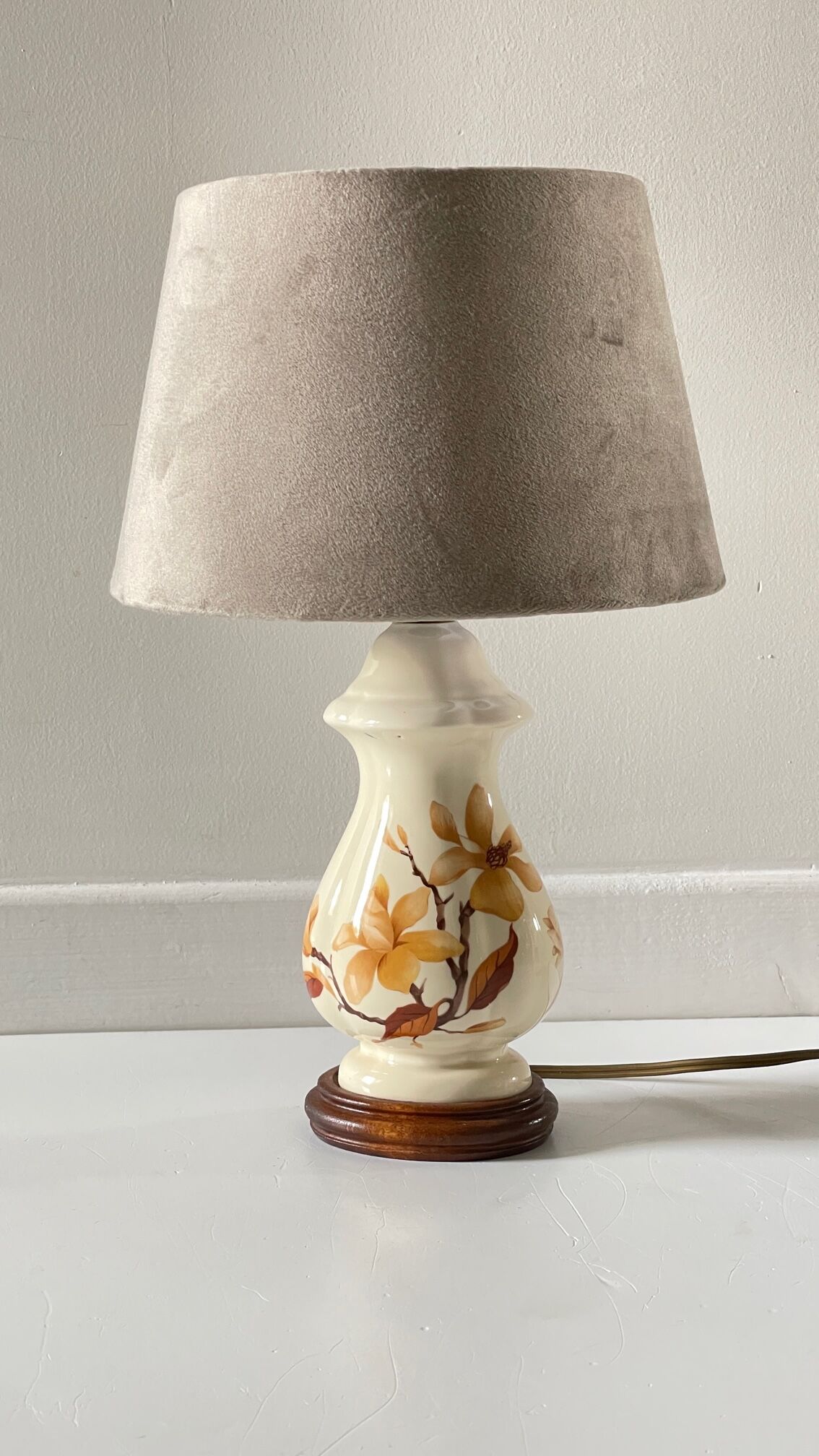 Lamp with vintage ceramic and velvet magnolias