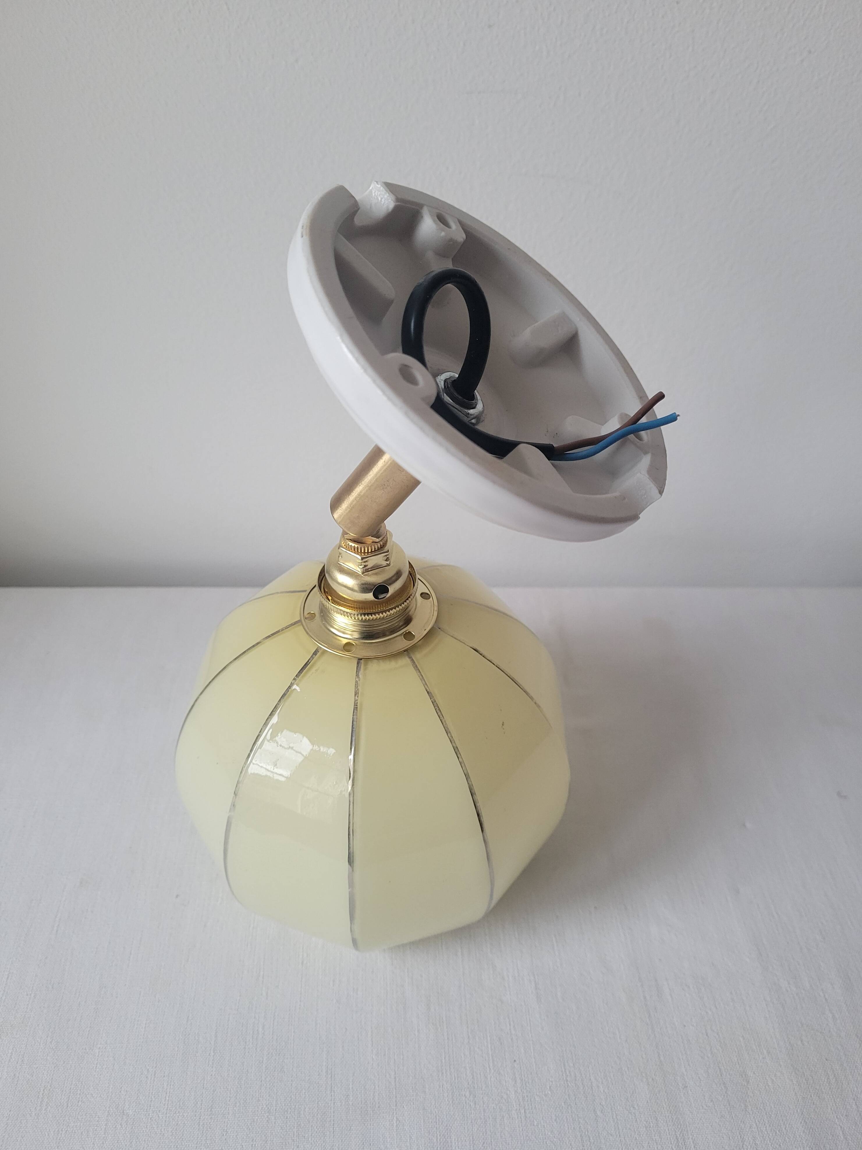 Wall lamp in opaline, brass and porcelain