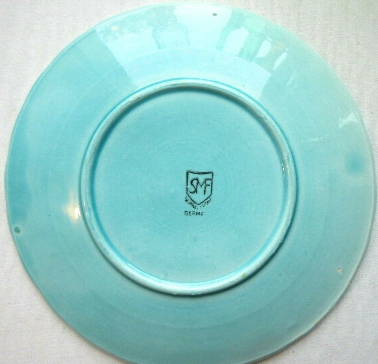 Assiette barbotine art nouveau signée SMF Schramberg: Muguet fond bleu, 6 disponibles