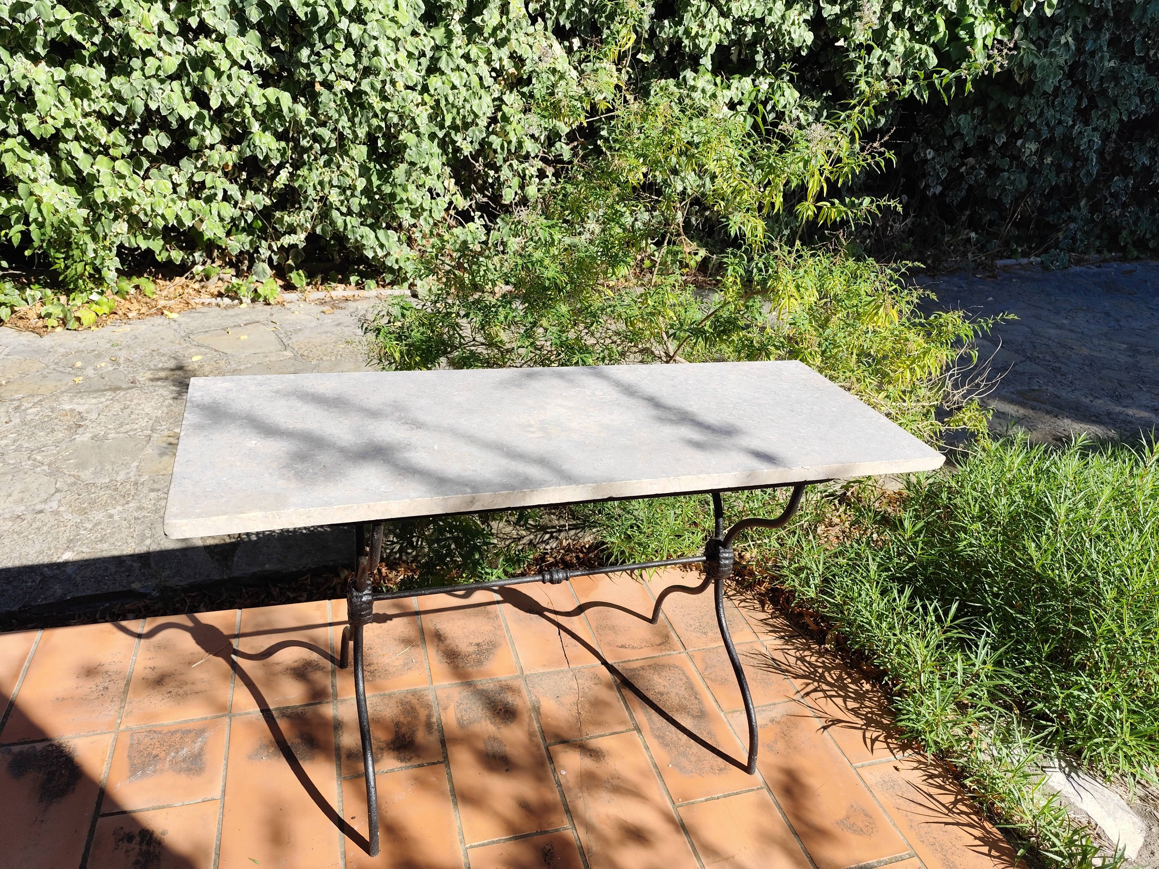 Table bistrot rectangulaire piètement x en fonte et plateau en marbre vintage