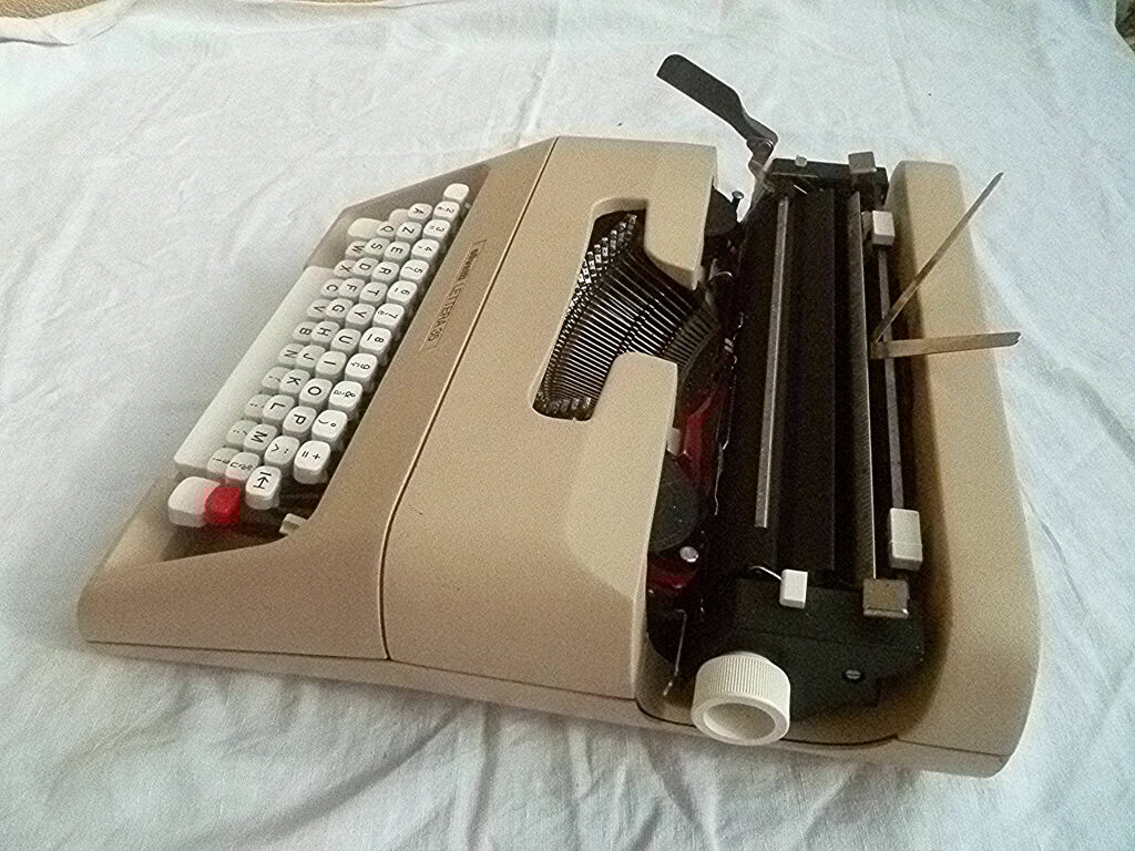 Typewriter Olivetti lettera 35