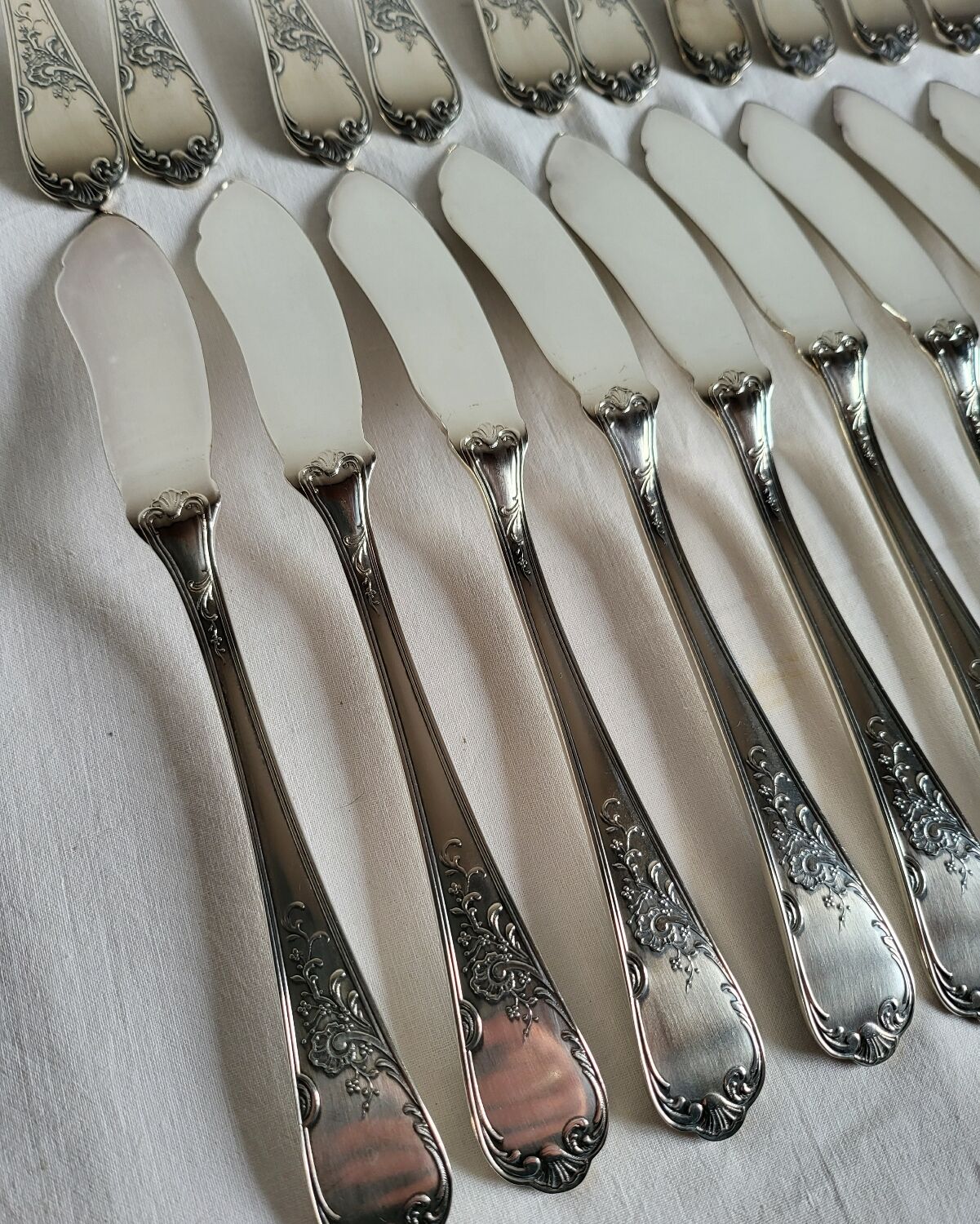12 silver-plated metal fish cutlery pieces by Guildar, 24 pieces.